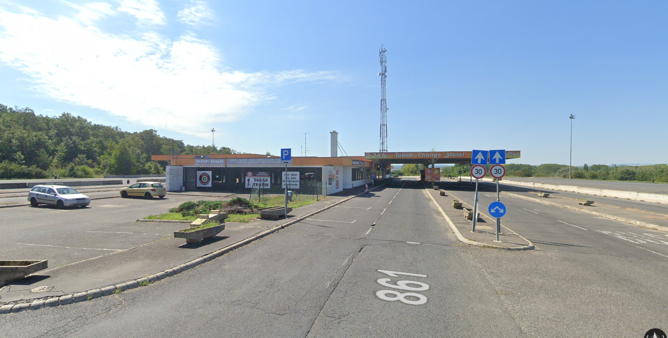 Plötzlich hörten die Polizisten und Soldaten Klopfgeräusche. 