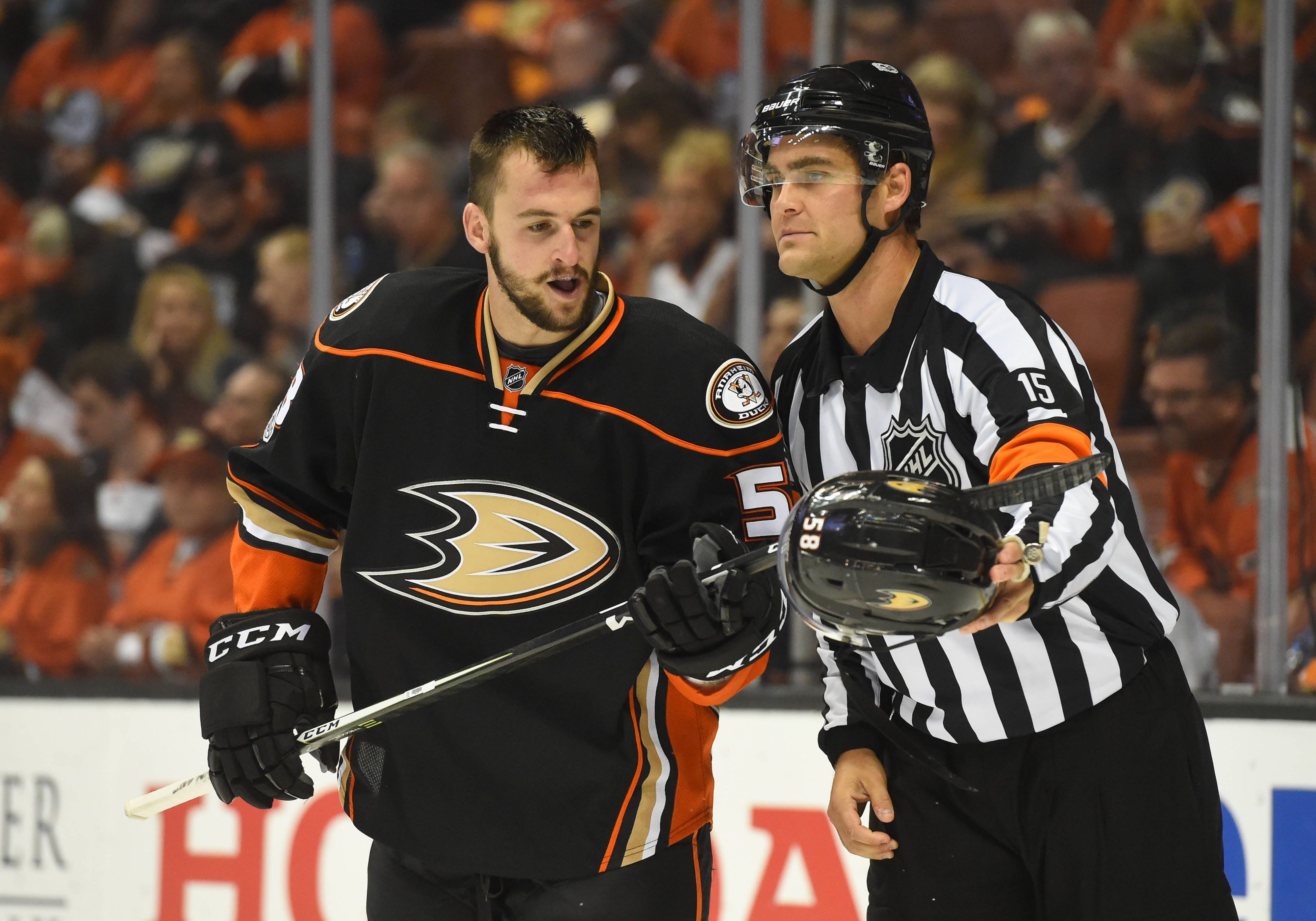 ANAHEIM, CA - MAY 20: Ducks (58) Nicolas Kerdiles retrieves his helmet after being in a hat during game 5 of the 2017 NHL Eishockey Herren USA Western Conference Final between the Nashville Predators and the Anaheim Ducks on May 20, 2017 at Honda Center in Anaheim, CA. (Photo by Chris Williams/Icon Sportswire) NHL: MAY 20 Western Conference Final Game 5 - Predators at Ducks PUBLICATIONxINxGERxSUIxAUTxHUNxRUSxSWExNORxONLY Icon00717052015130  Anaheim Approx May 20 Ducks 58 Nicolas Kerdiles retriever His Helmet After Being in A has during Game 5 of The 2017 NHL Ice hockey men USA Western Conference Final between The Nashville Predators and The Anaheim Ducks ON May 20 2017 AT Honda Center in Anaheim Approx Photo by Chris Williams Icon Sports Wire NHL May 20 Western Conference Final Game 5 Predators AT Ducks PUBLICATIONxINxGERxSUIxAUTxHUNxRUSxSWExNORxONLY  