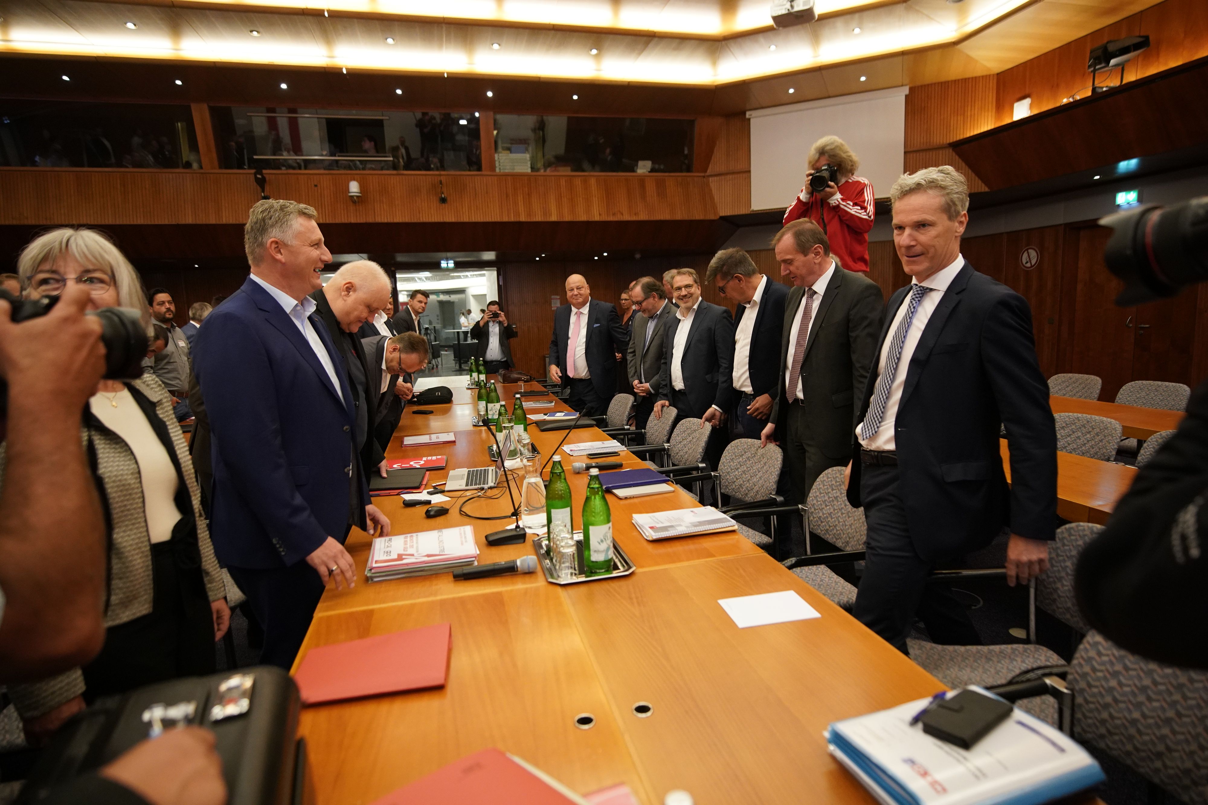 Die Verhandlungen zu den Kollektivverträgen in der Metall-Branche sind am Montag gestartet. Für die Gewerkschaft steht Reinhold Binder in der ersten Reihe, für die Arbeitgeber ist es Christian Knill.