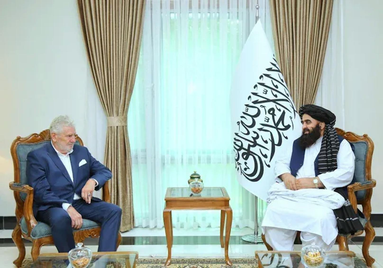 FPÖ-Politiker Andreas Mölzer bei einem Treffen mit dem afghanischen Außenminister Amir Khan Muttaqi. 