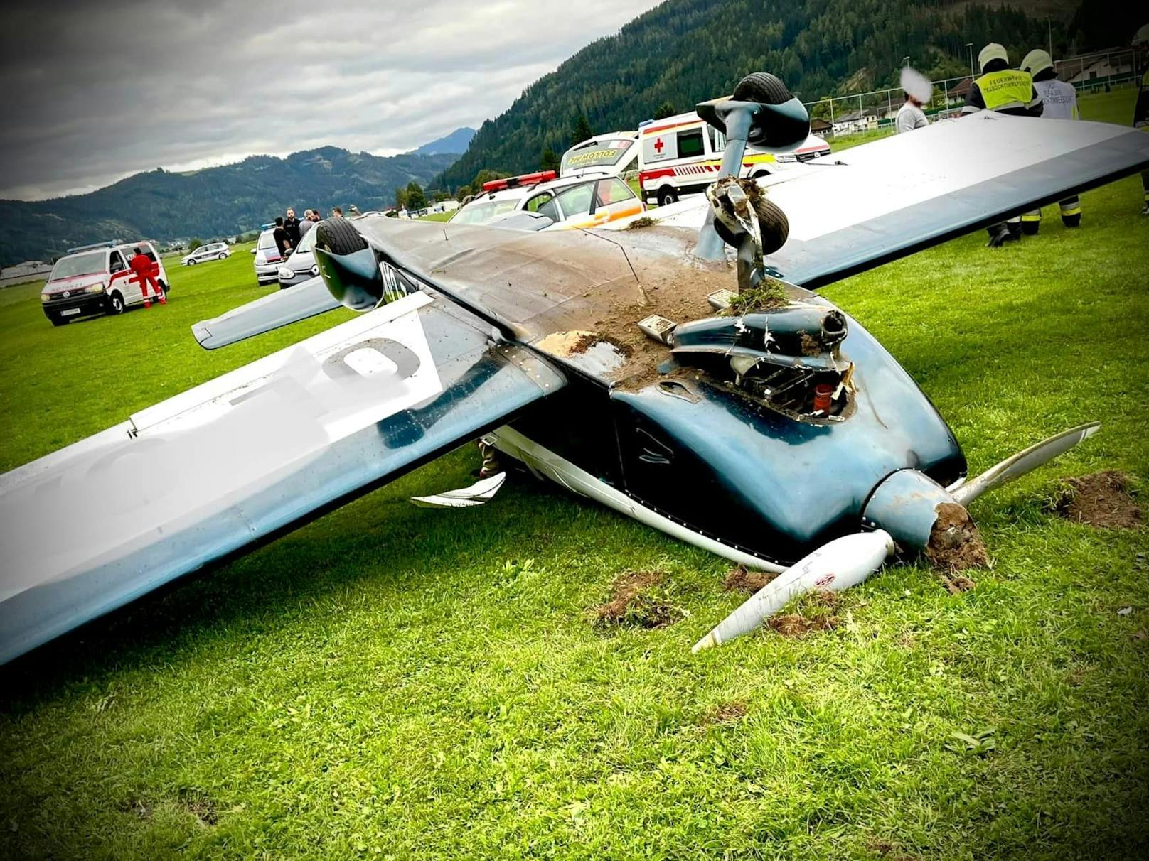 Am Flugplatz Timmersdorf kam es am 25. September zu einer spektakulären Bruchlandung samt Flugzeug-Überschlag. Der Pilot (66) musste ins Spital, der zweite Insasse (41) blieb unverletzt.
