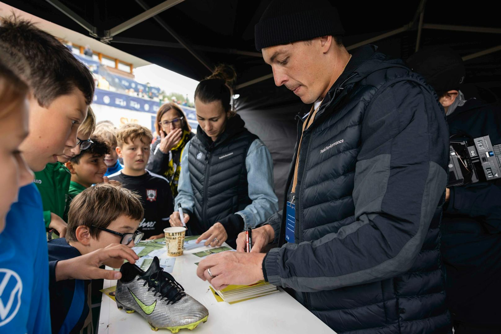 Baumgartlinge rund Schnaderbeck schrieben fleißig Autogramme.