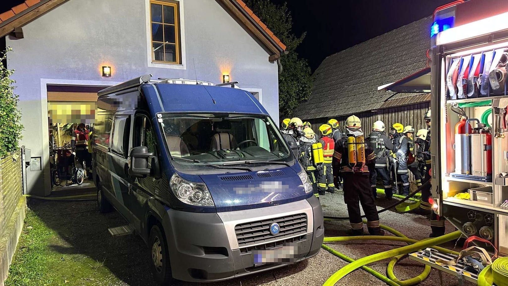 Die Feuerwehr rettete die Familie aus dem Haus.