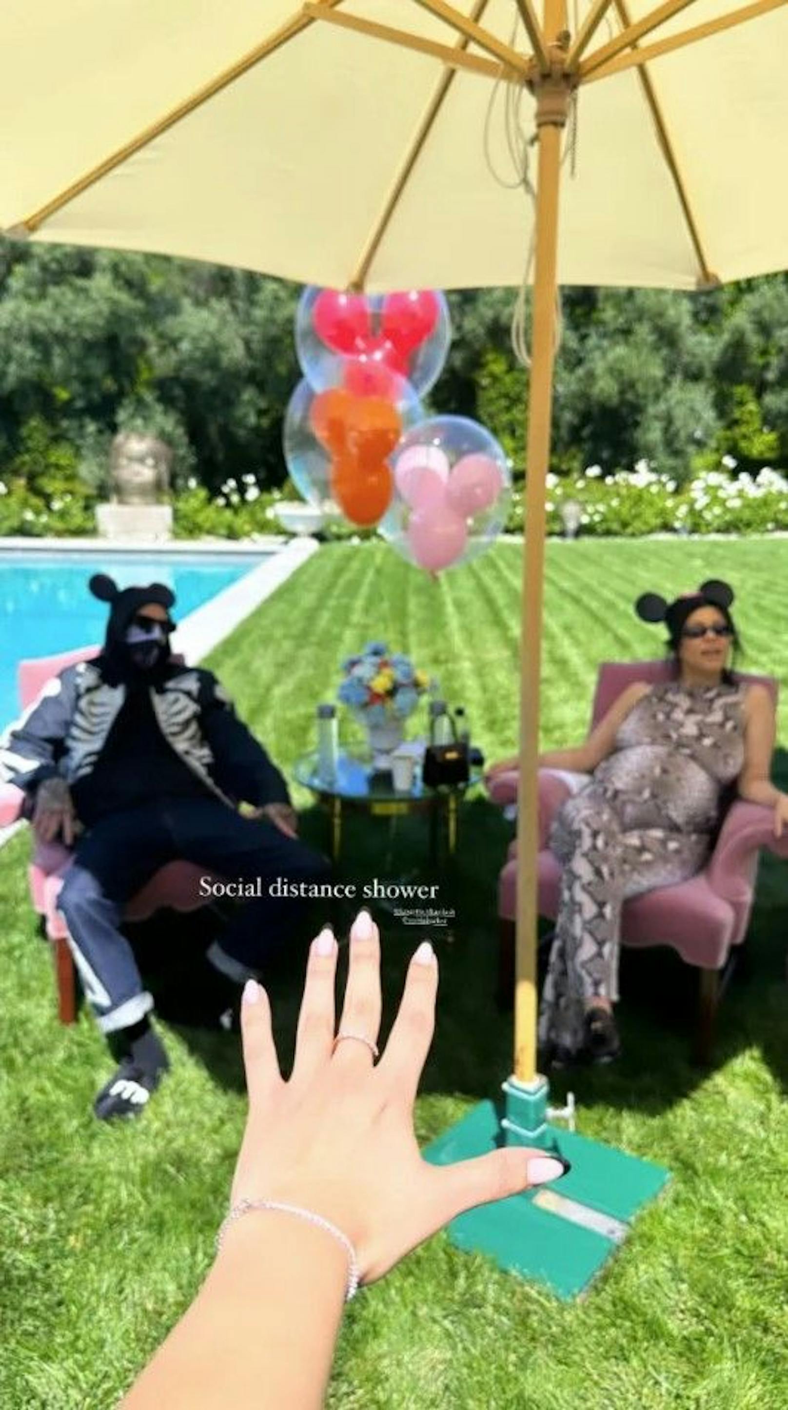 Auf Instagram findet man in diversen Storys Einblicke in die Feier. Zur Sicherheit mussten die Gäste wohl Abstand vom Paar nehmen.
