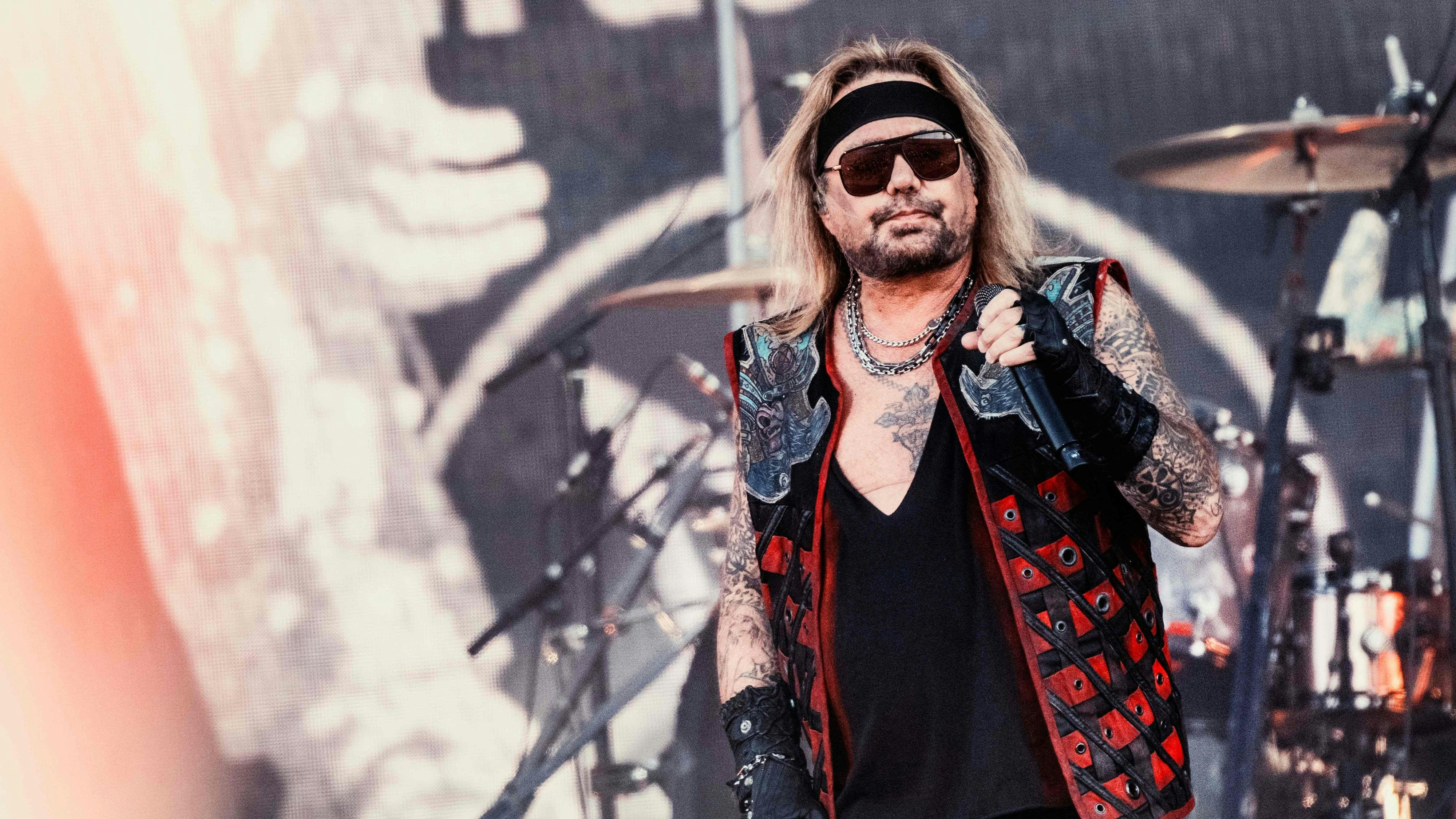Download von www.picturedesk.com am 25.09.2023 (15:24).  Vince Neil of US band Mötley Crüe performs during the rock and metal festival Copenhell on Refshaleoeen in Copenhagen on June 14, 2023. (Photo by Helle Arensbak / Ritzau Scanpix / AFP) / Denmark OUT - 20230614_PD11236 - Rechteinfo: Rights Managed (RM) Nur fÃ¼r redaktionelle Nutzung! Werbliche Nutzung erfordert Freigabe: bitte schicken Sie uns eine Anfrage.