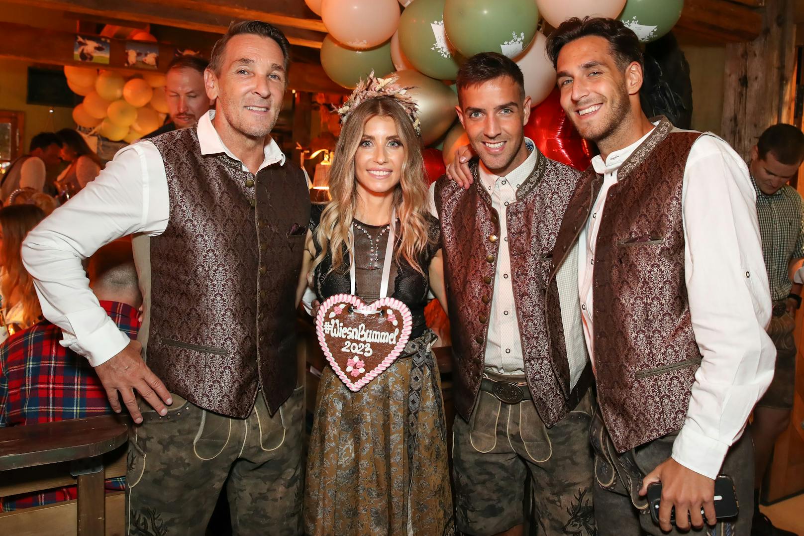 <strong>Mark Keller</strong> und seine Söhne Joshua und Aaron nebst <strong>Cathy Hummels</strong> beim Wiesn-Bummel