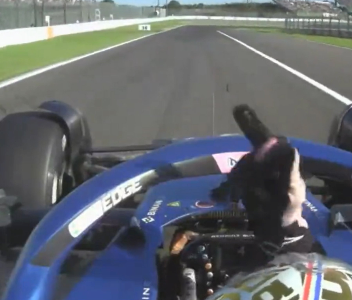 Alpine-Pilot Gasly zeigt wütend den Stinkefinger.