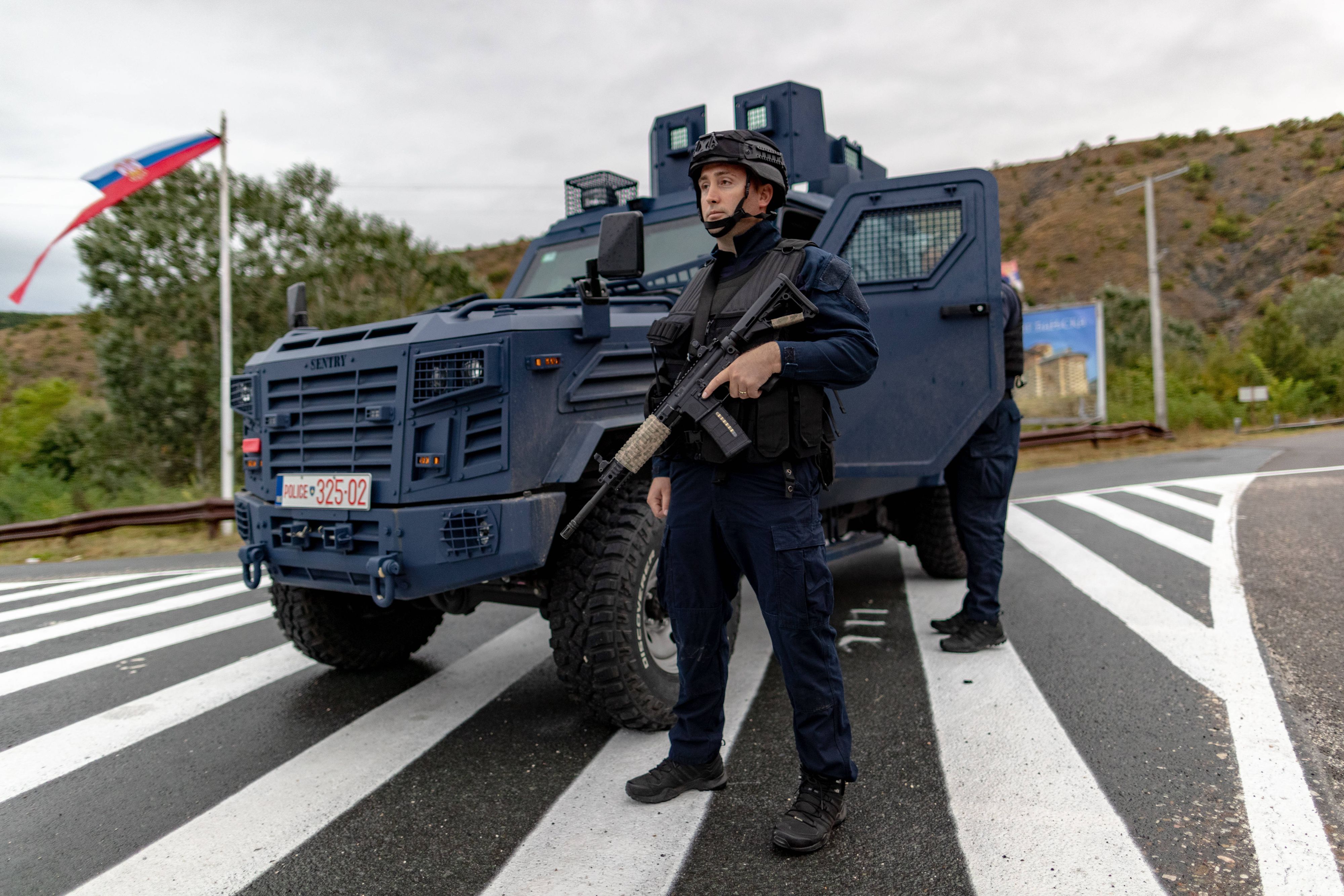 Nach dem Tod eines Polizisten äußert der kosovarische Regierungschef Albin Kurti einen schlimmen Verdacht. 