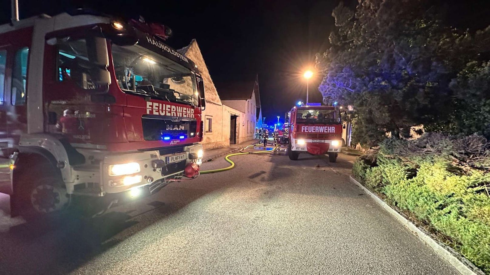 Die Familie wurde mittels Leitern aus dem Haus gerettet.