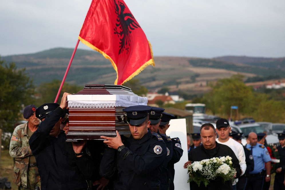Polizisten tragen den Sarg ihres verstorbenen Kollegen während seiner Beerdigung nahe Vushtrri. 