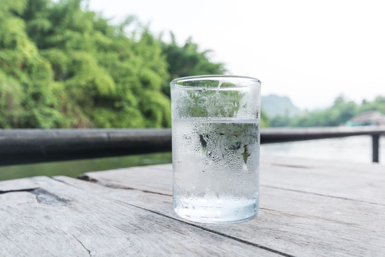 Ein Portal hat die Preise in großen österreichischen Städten verglichen. In Wels zahlt man demnach im Schnitt für ein Mineralwasser mehr als für ein Cola.