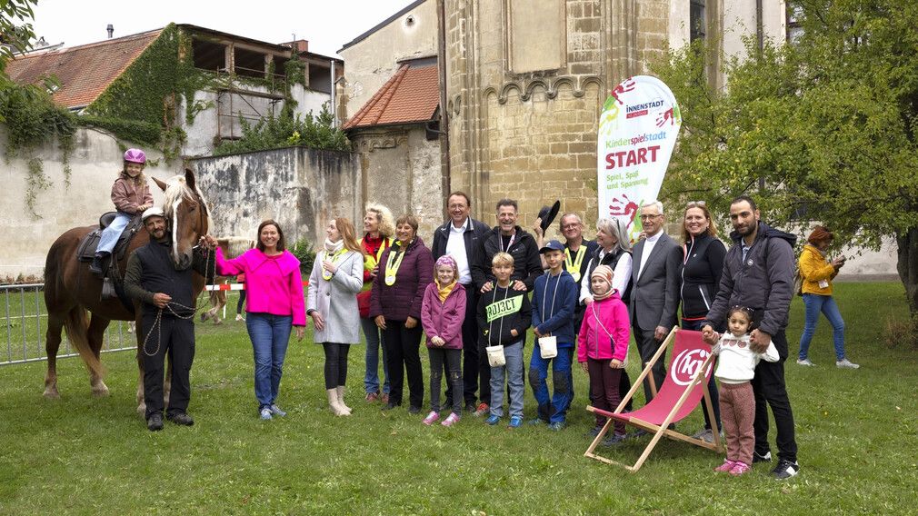Dank der guten Zusammenarbeit von St. Pöltner Firmen, Blaulichtorganisationen, Vereine sowie Anbieter von Kunst und Kultur kann jedes Jahr in Kooperation mit der Stadt und der Diözese die Kinderspielstadt organisiert werden. 