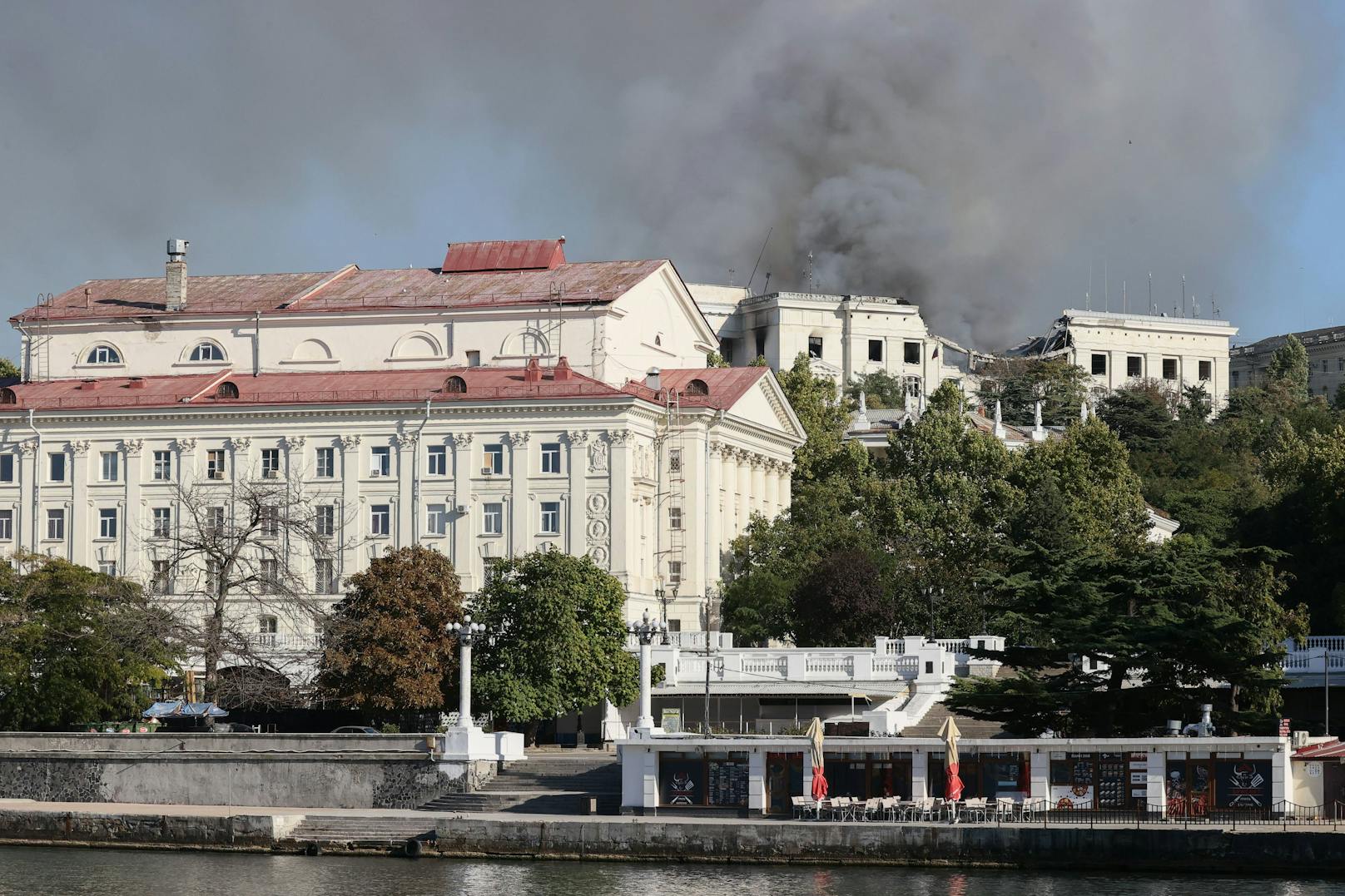 Schiffe dieser Flotte beschießen regelmäßig mit Raketen ukrainisches Gebiet. In den vergangenen Wochen mussten sie selbst einstecken: <a target="_blank" data-li-document-ref="100292171" href="https://www.heute.at/g/ukrainische-raketen-reissen-loch-in-russisches-u-boot-100292171"><strong>Ukrainische Raketen reißen Loch in russisches U-Boot</strong></a>