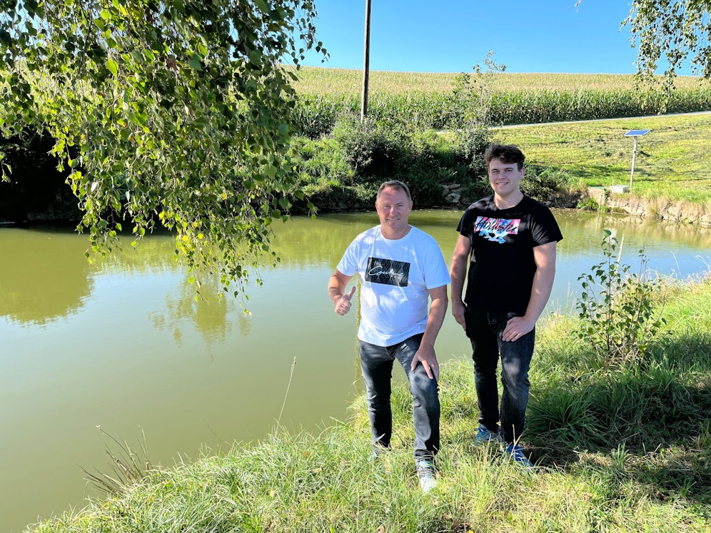 Retteten das Leben einer 83-jährigen Frau: Stefan Pöchtrager (li.) und Alexander Katzinger am Unfallort.