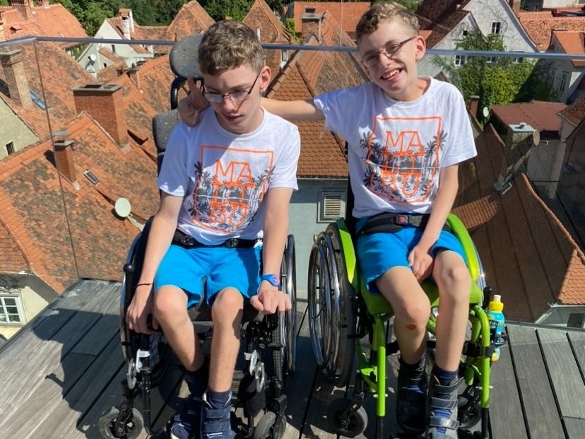 Thomas und Niklas sind 14 Jahre alt.. Die beiden Brüder kamen zu früh zur Welt und sind deshalb heute mit Herausforderungen konfrontiert.