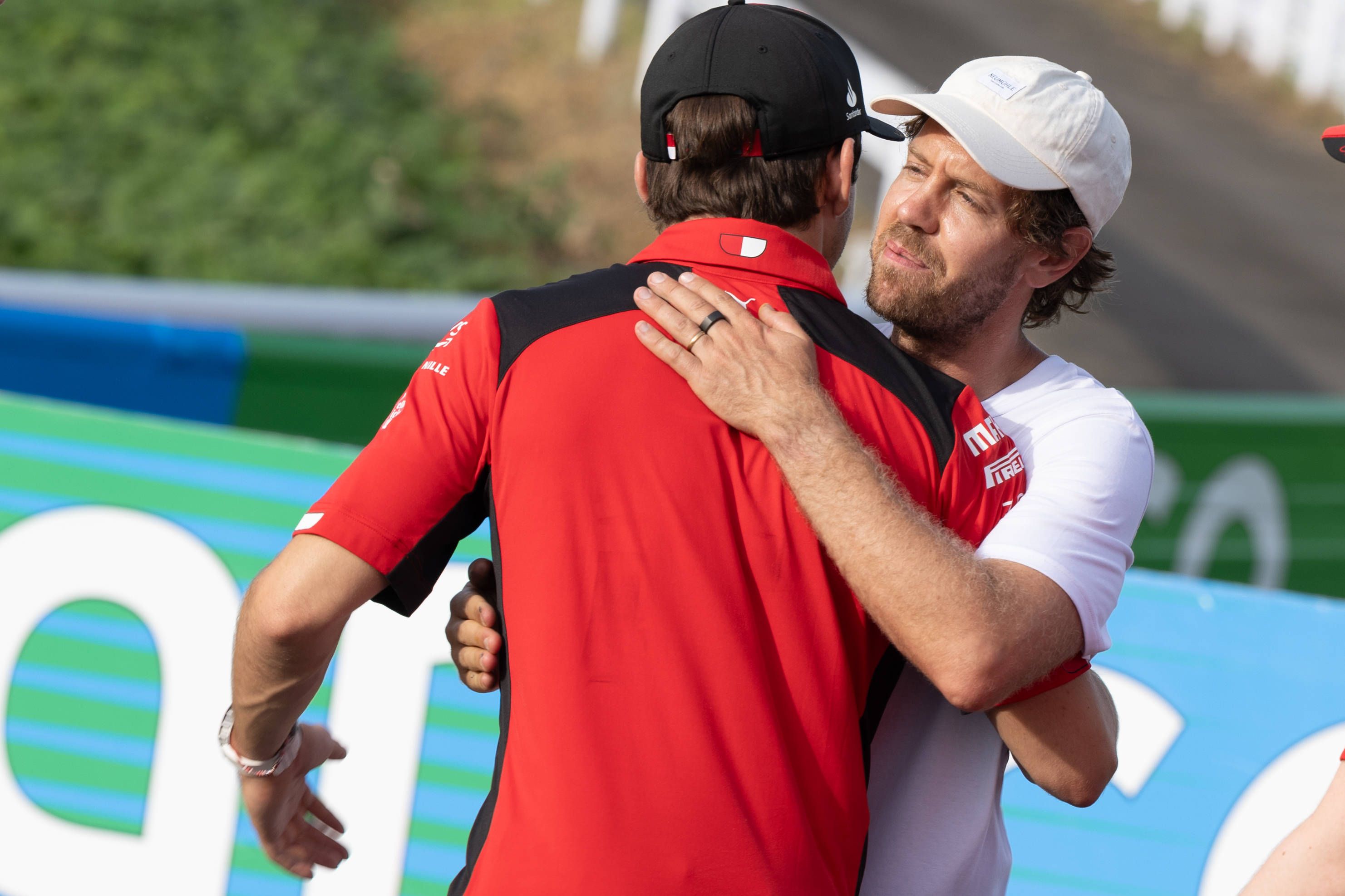 Sebastian Vettel (r.) lässt das Rennfieber nicht los.