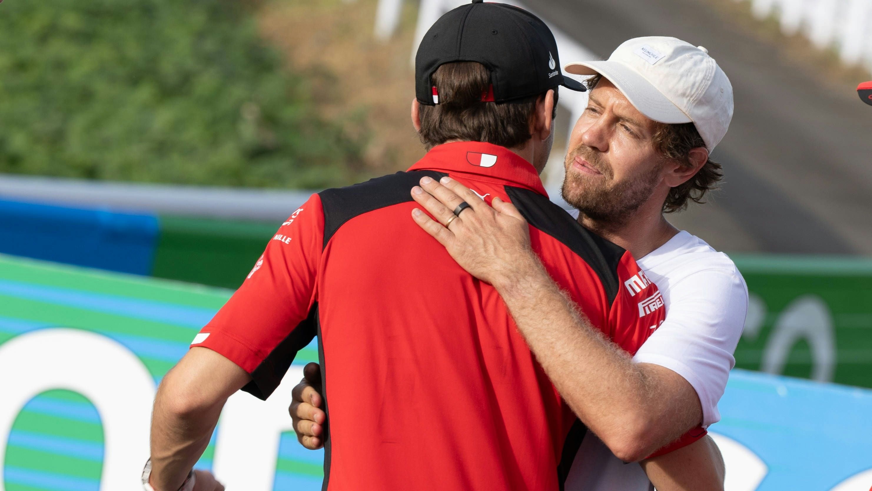 Sebastian Vettel (r.) lässt das Rennfieber nicht los.