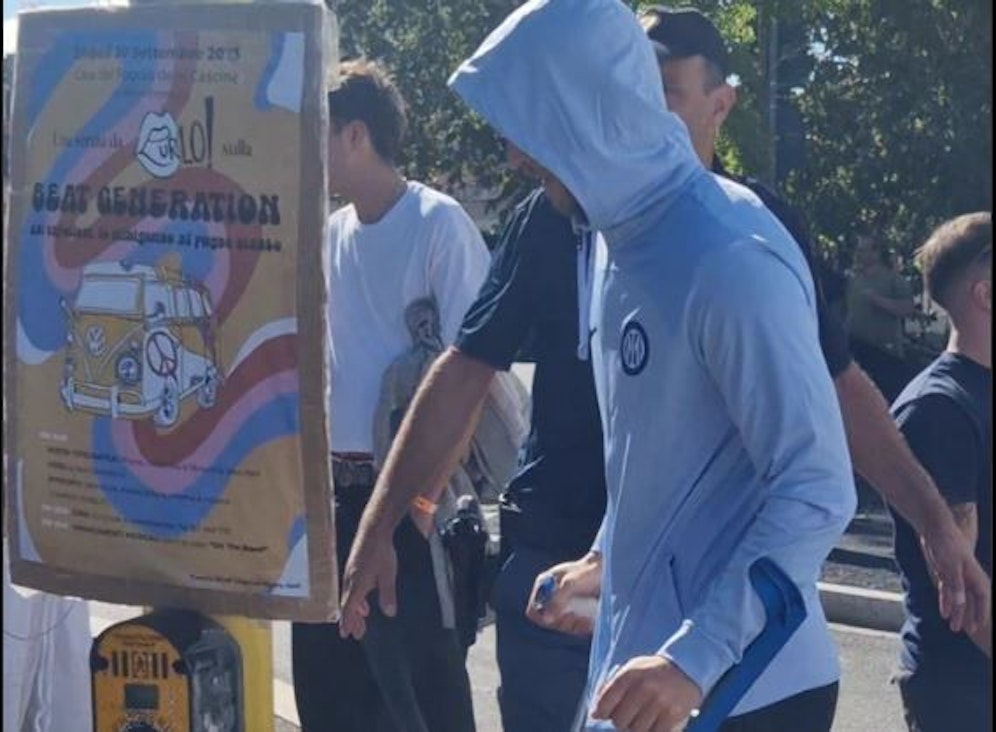 Arnautovic verlässt auf Krücken das Stadion in Empoli.