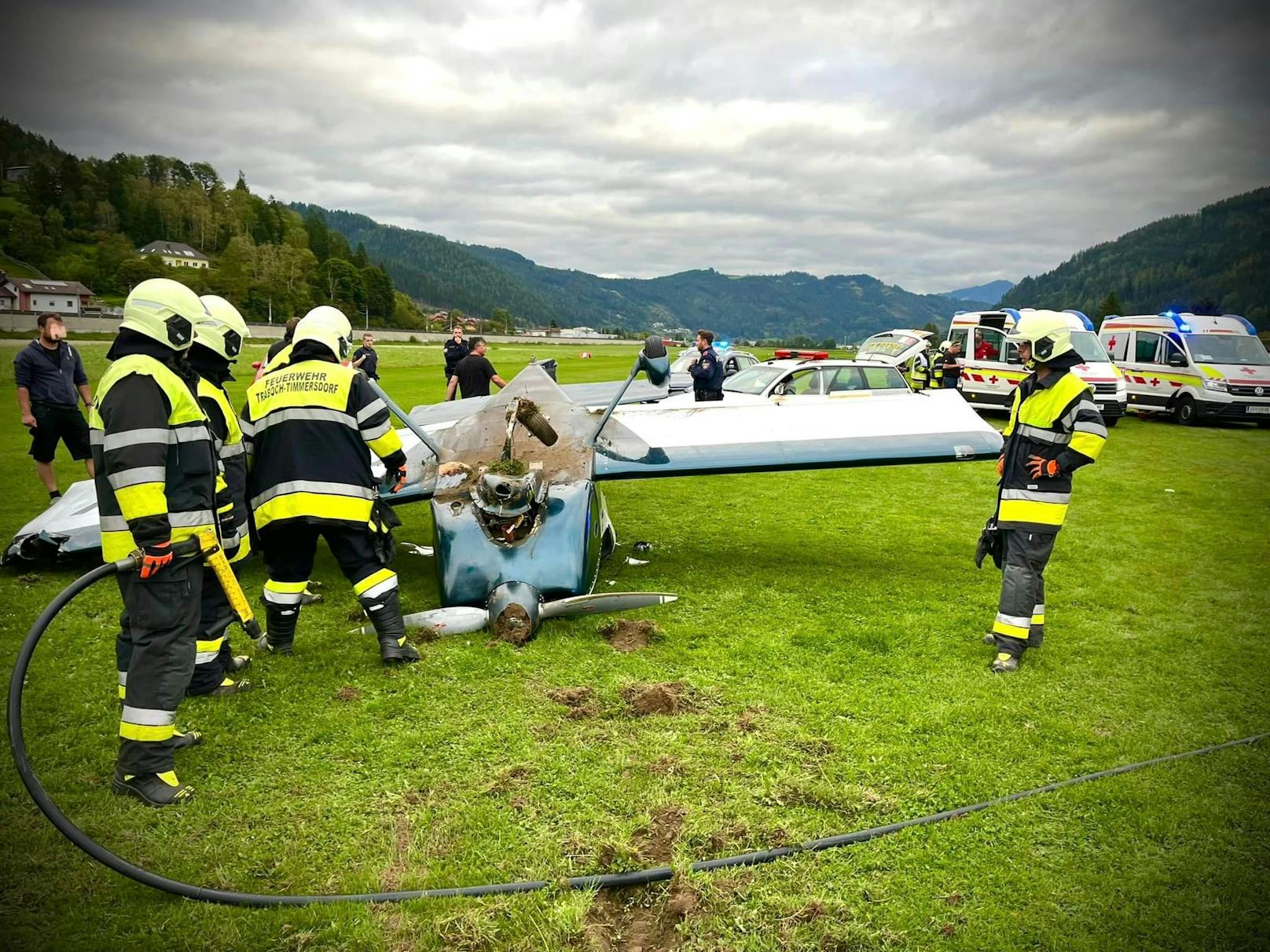 Am Flugplatz Timmersdorf kam es am 25. September zu einer spektakulären Bruchlandung samt Flugzeug-Überschlag. Der Pilot (66) musste ins Spital, der zweite Insasse (41) blieb unverletzt.