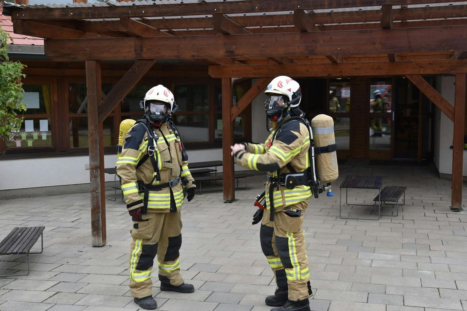 Ein Kindergarten in Ebreichsdorf wurde evakuiert, im Bild: Einsatzkräfte der Feuerwehr