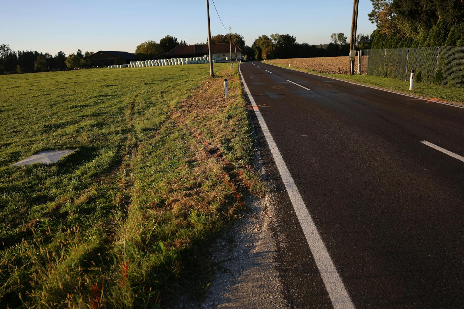 Die Folge war tödlich: Der Autolenker bremste und lenkte ab, erwischte den Radfahrer trotzdem.