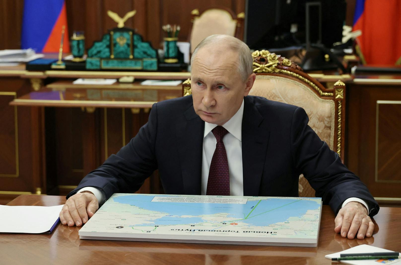 Russlands Präsident Putin - hier bei einer Besprechnung mit Landkarte der Kriegsregion - am 24. August 2023.