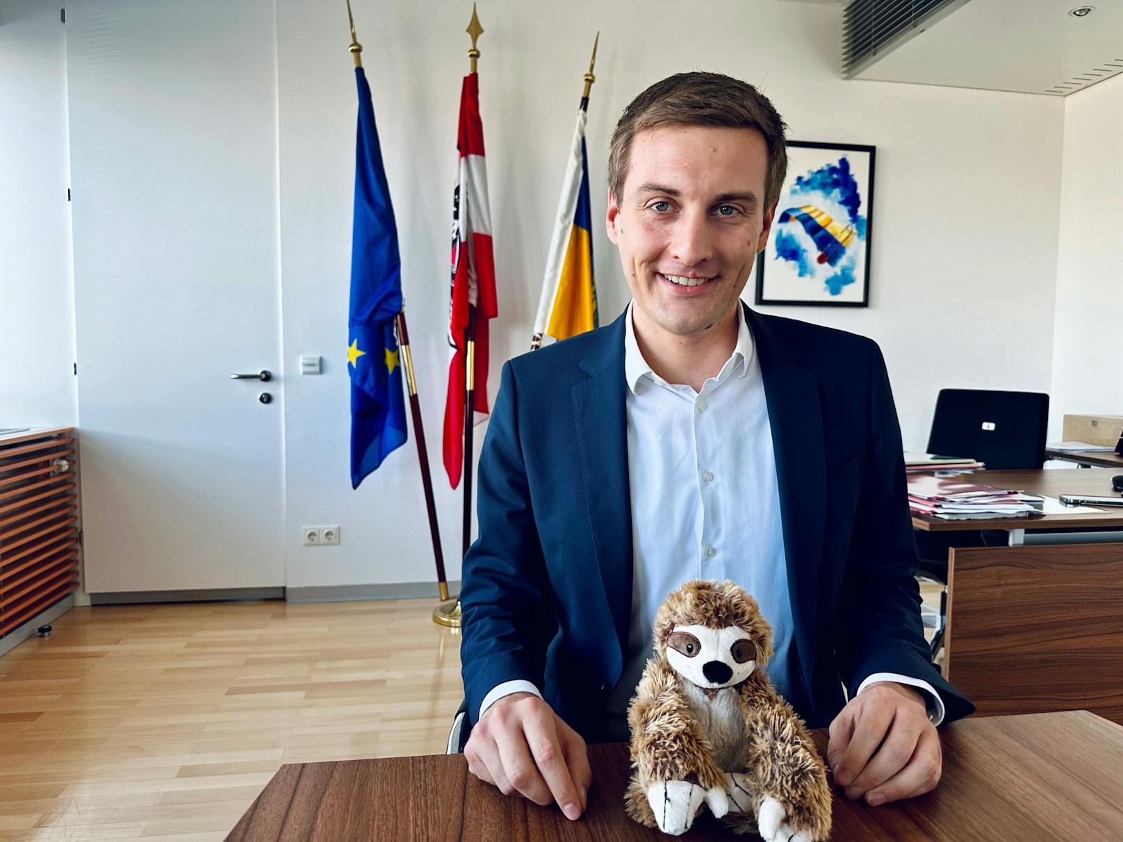 SPNÖ-Chef Sven Hergovich mit dem Faultier-Stofftier, welches er für Udo Landbauer gekauft hat.&nbsp;