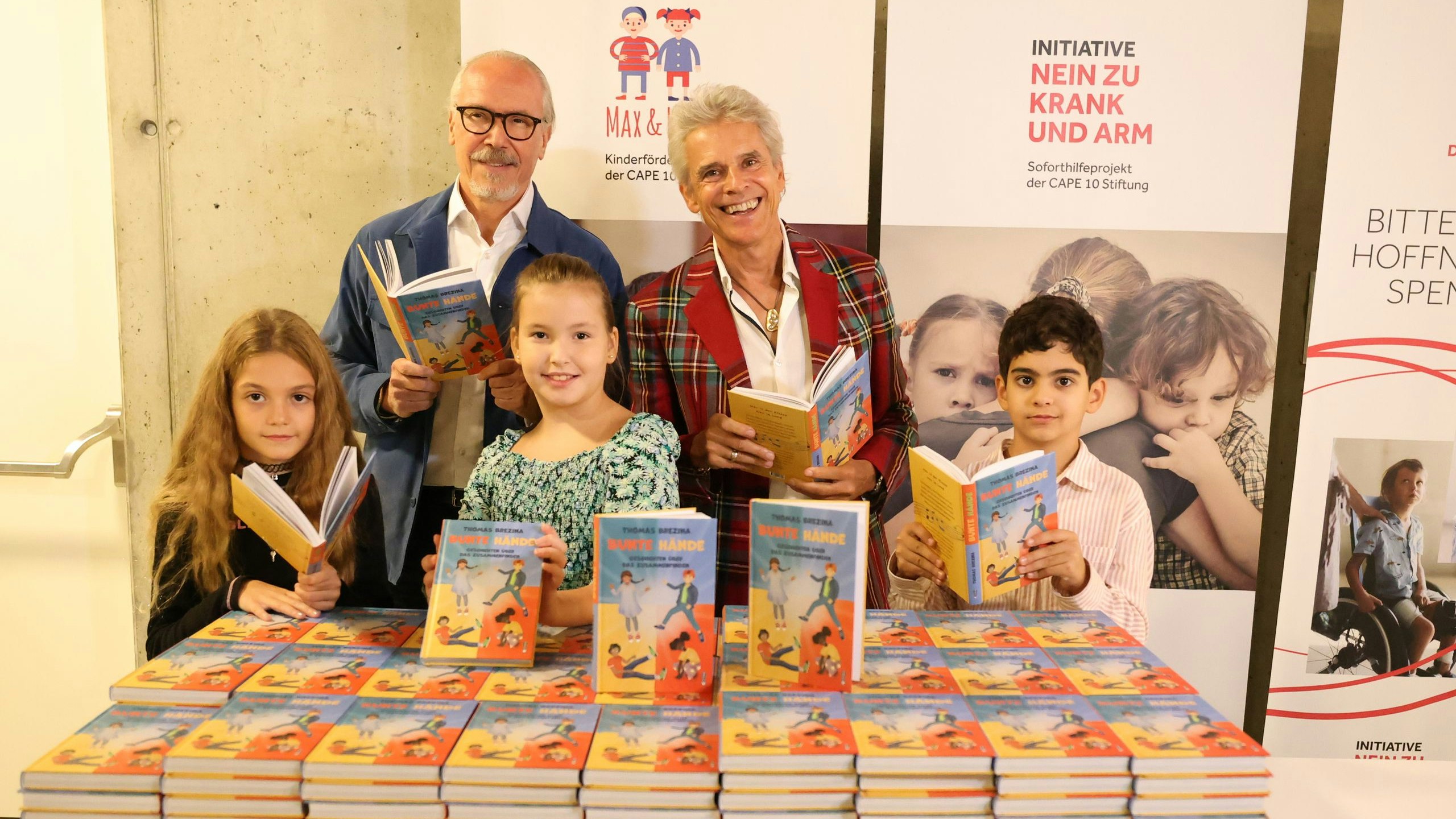 Bestsellerautor Thomas Brenzina hat am Dienstag aus seinem Buch "Bunte Hände" im Cape 10 vor 12 Schulklasse gelesen. Mit dabei Elisa, Hanna und David