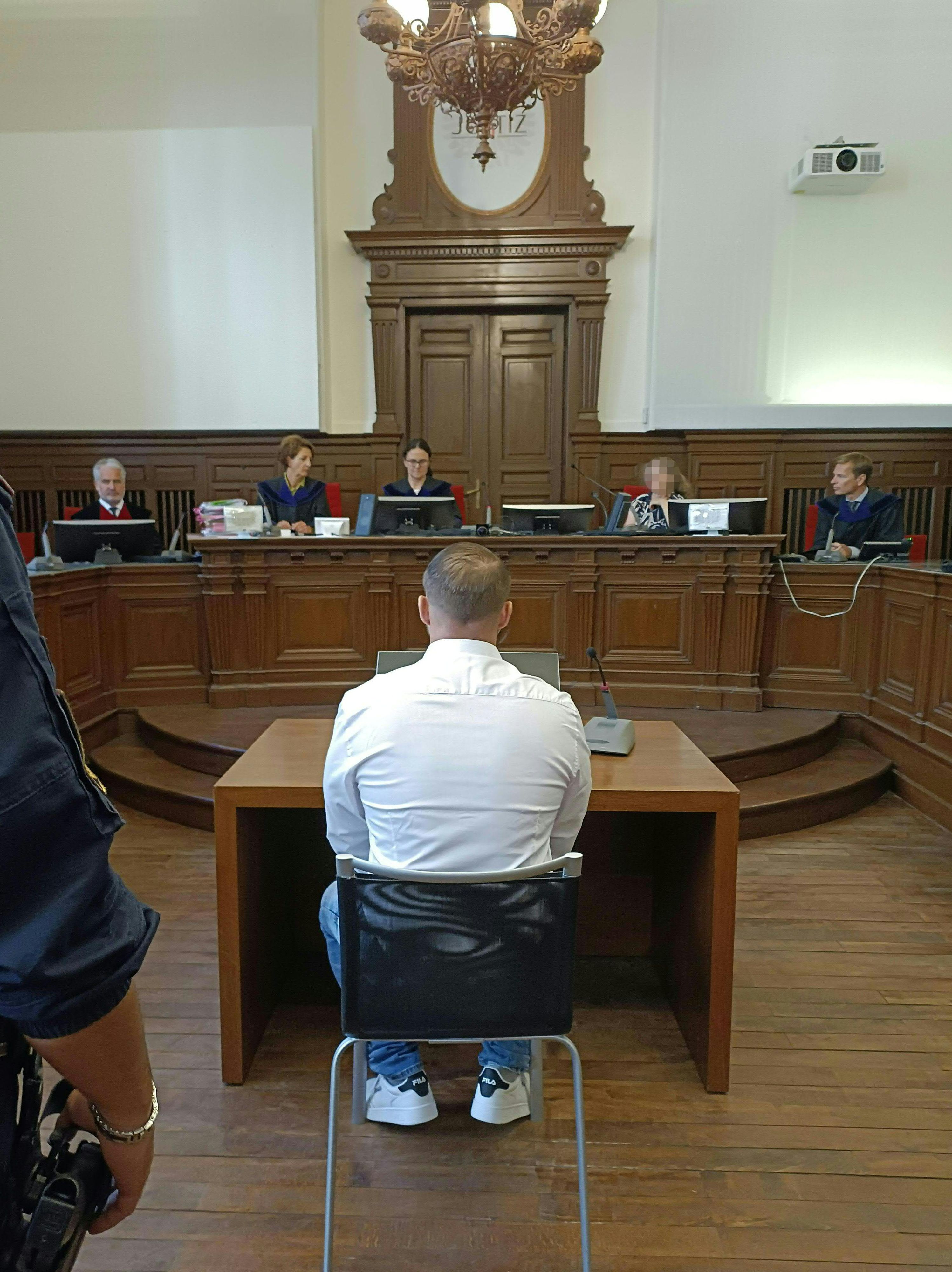 Der Angeklagte am Dienstag vor Gericht in Ried.