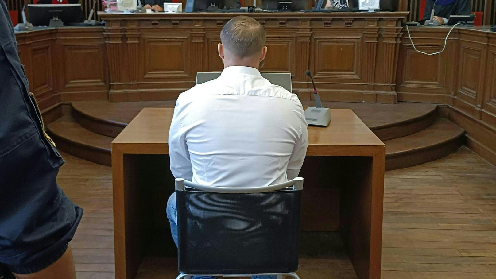 Der Angeklagte am Dienstag vor Gericht in Ried. Er bekam eine teilbedingte Haftstrafe.