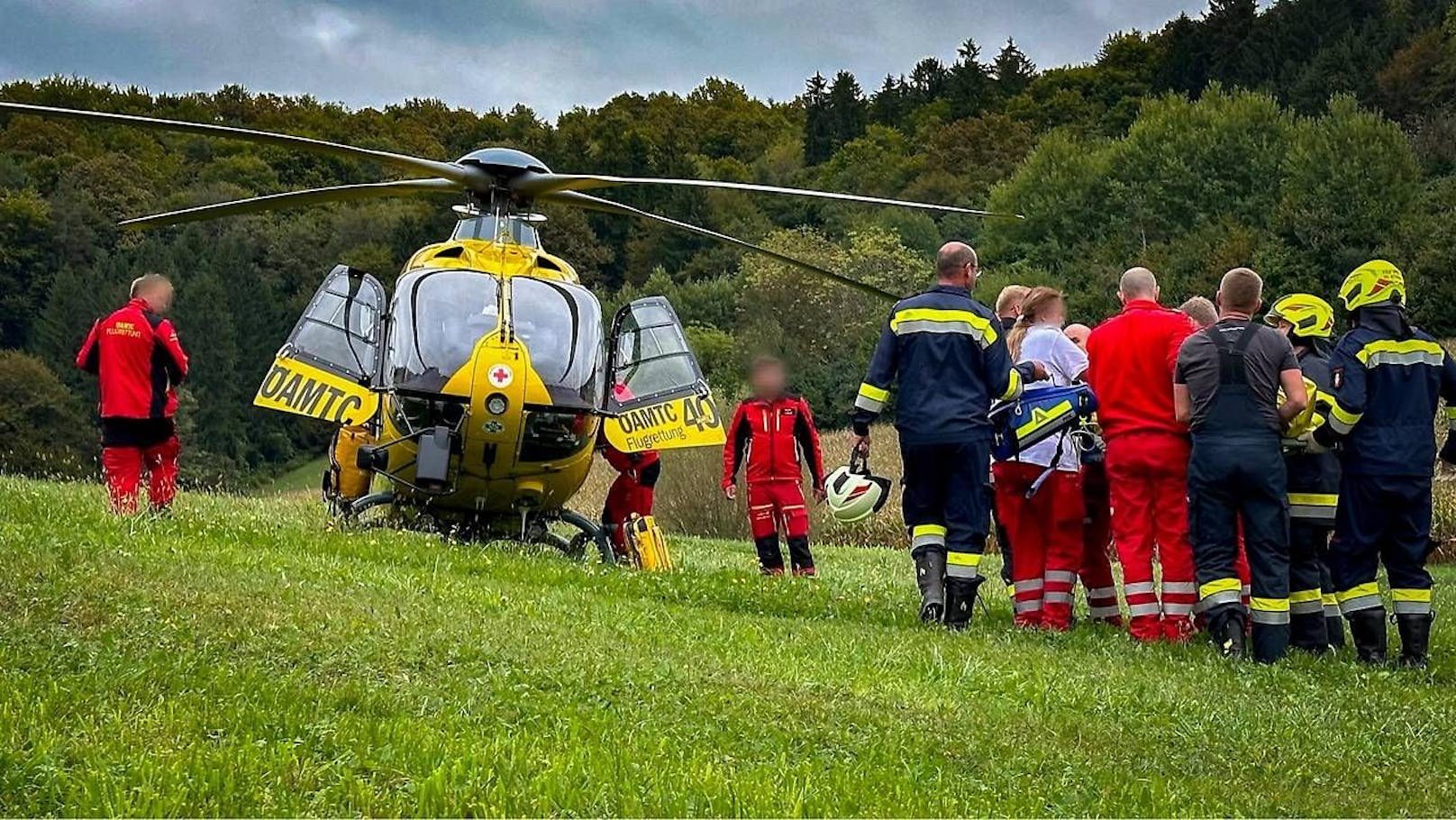 Eine 27-jährige Autofahrerin ist am Montag bei einem Frontalzusammenstoß in der Südoststeiermark lebensgefährlich verletzt worden. Die junge Frau dürfte beim Überholen den Gegenverkehr übersehen haben.