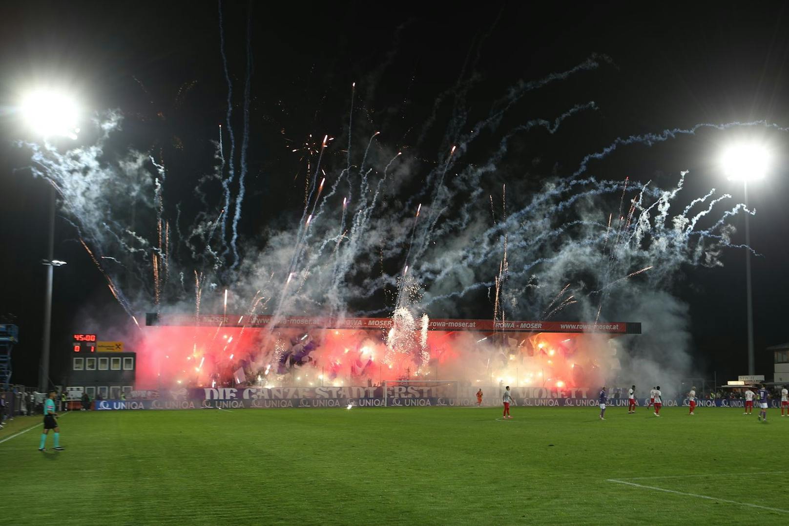 Austria Salzburg brennt ein Feuerwerk ab