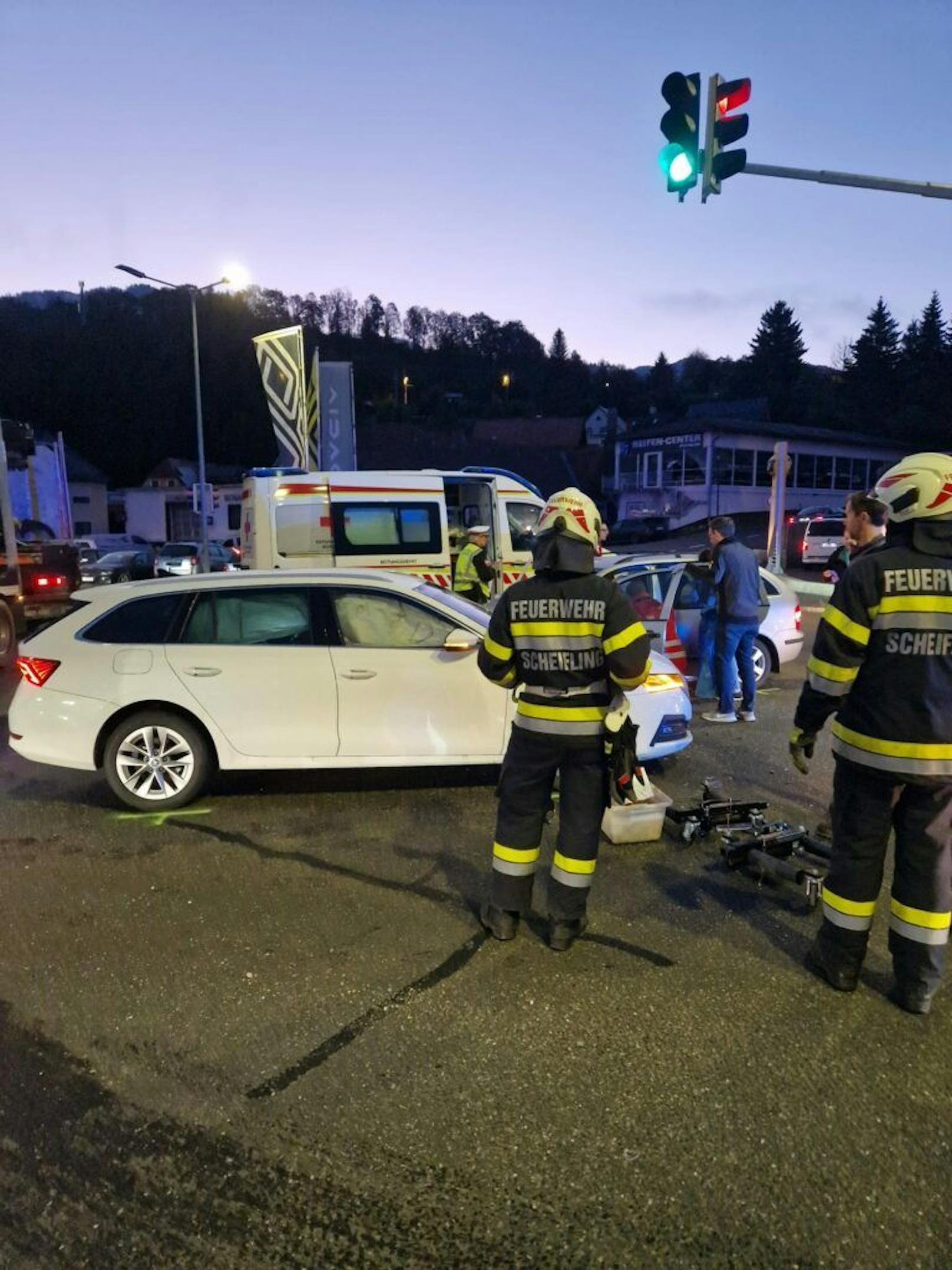 Drei Personen wurden bei dem Unfall schwer verletzt. 