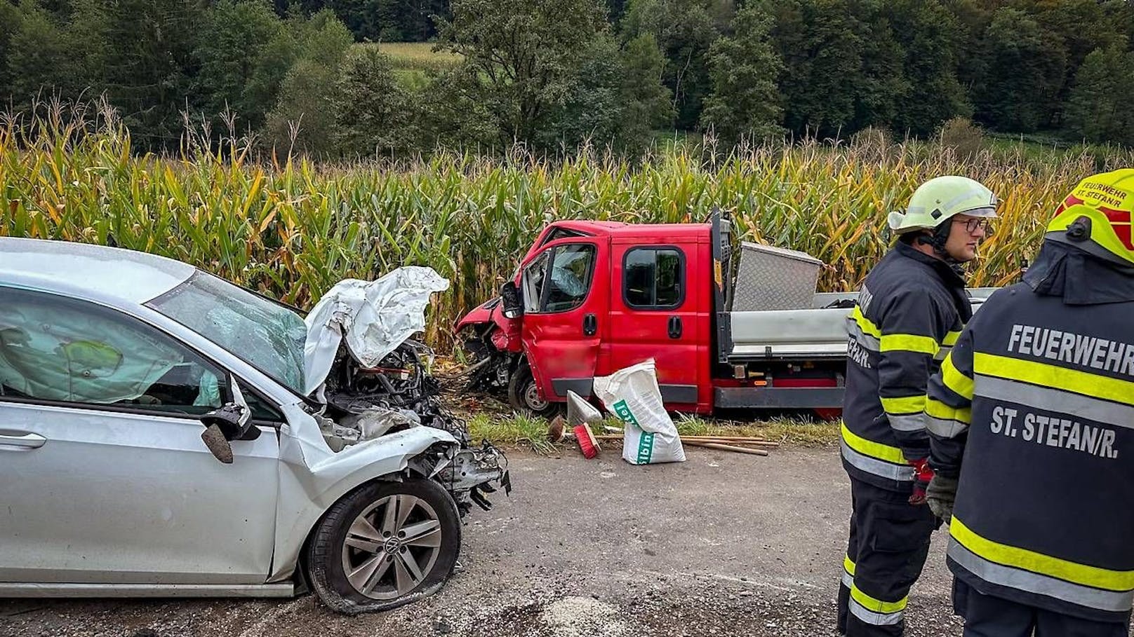 Eine 27-jährige Autofahrerin ist am Montag bei einem  Frontalzusammenstoß in der Südoststeiermark lebensgefährlich verletzt worden. Die junge Frau dürfte beim Überholen den Gegenverkehr übersehen haben.