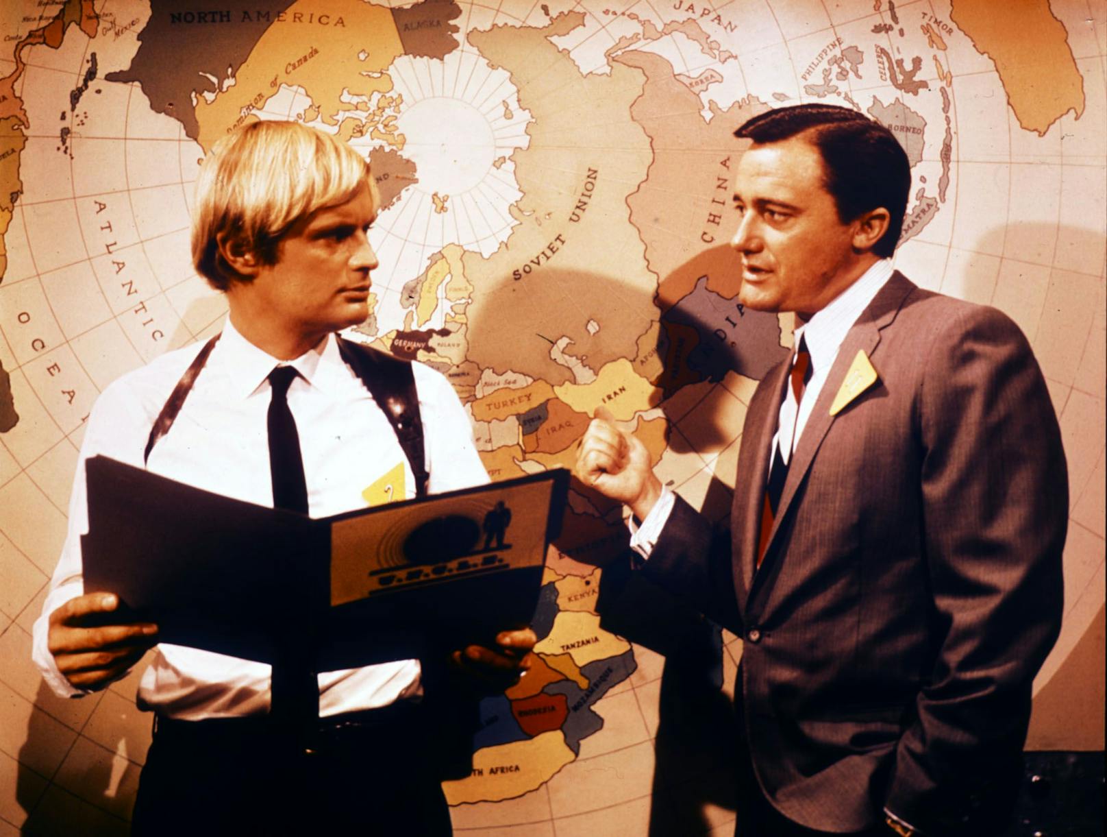 Sein Durchbruch: McCallum (links) mit <strong>Robert Vaughn</strong> in der Erfolgs-Serie "Die Männer von O.N.C.L.E." (1964-1968).