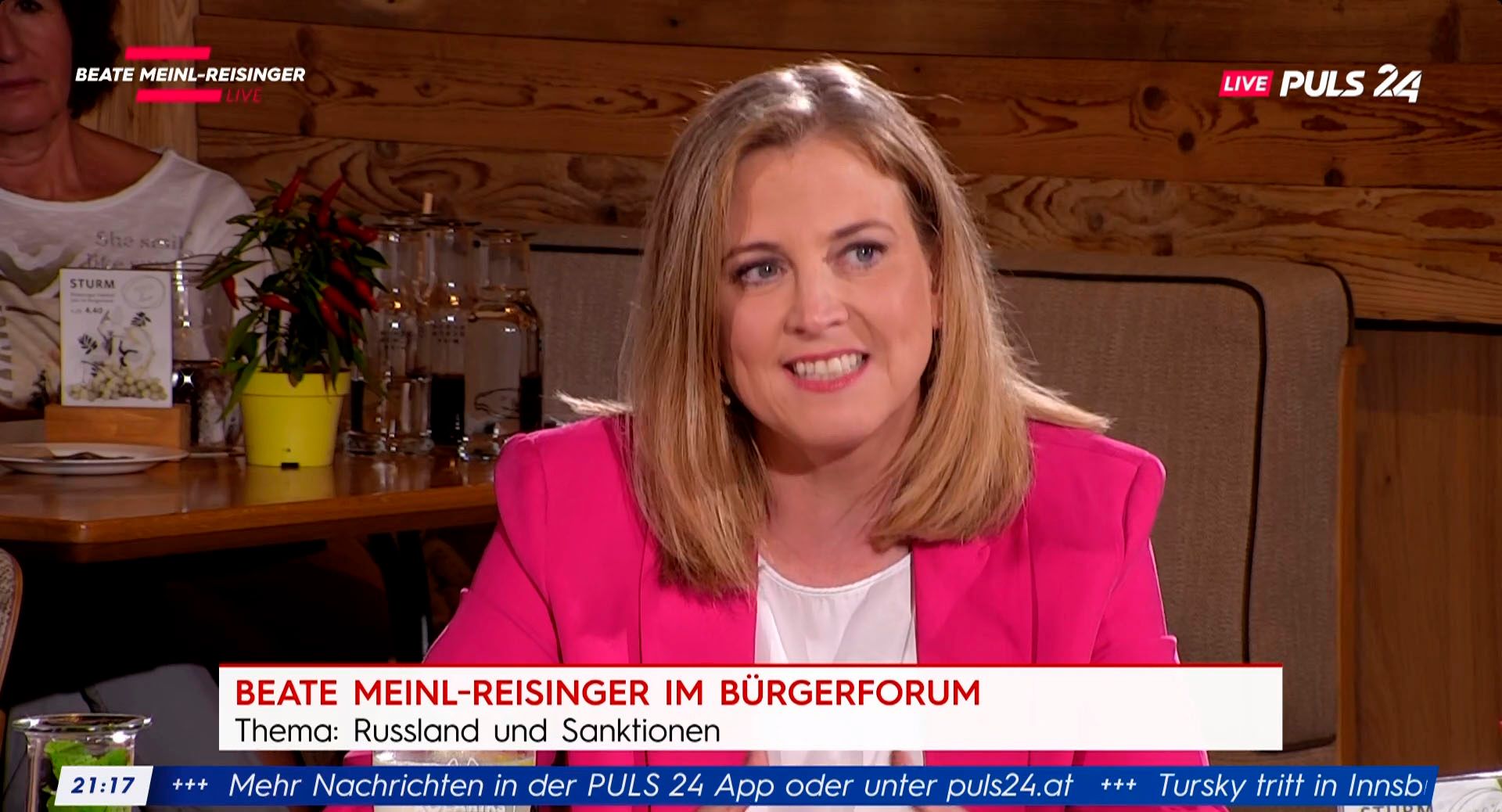 NEOS-Chefin Beate Meinl-Reisinger im PULS24-Bürgerforum am 26. September 2023.