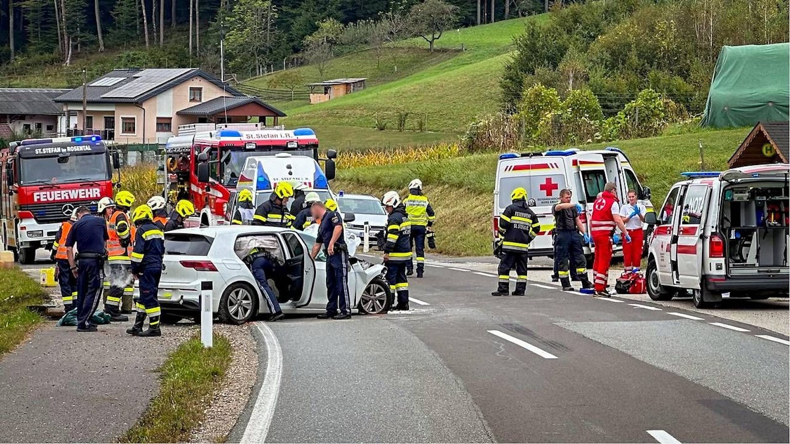 Eine 27-jährige Autofahrerin ist am Montag bei einem Frontalzusammenstoß in der Südoststeiermark lebensgefährlich verletzt worden. Die junge Frau dürfte beim Überholen den Gegenverkehr übersehen haben.