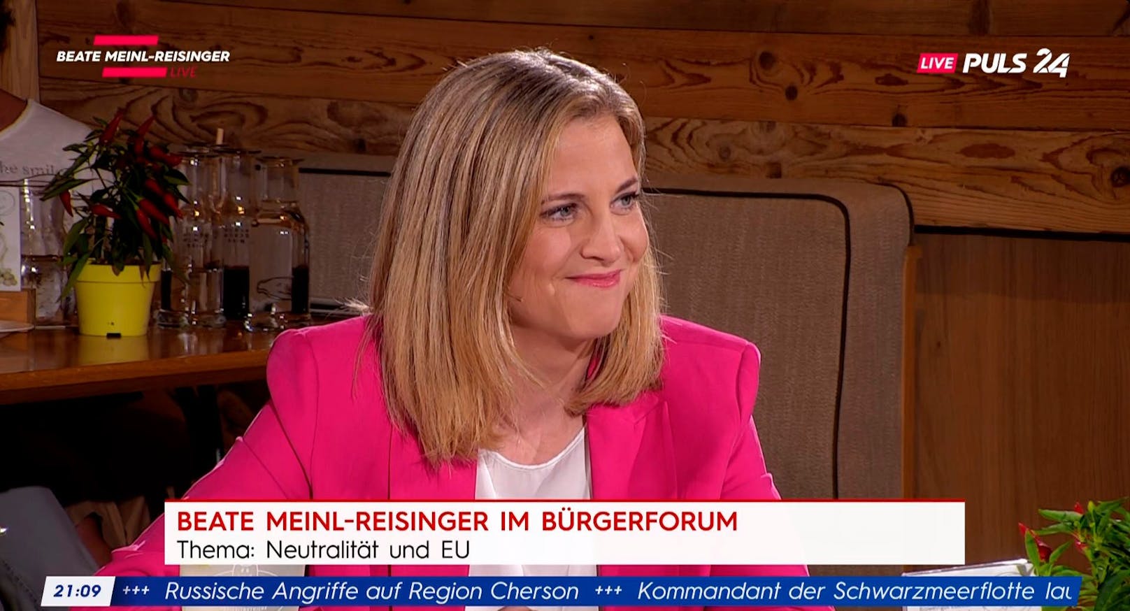 NEOS-Chefin Beate Meinl-Reisinger im PULS24-Bürgerforum am 26. September 2023.