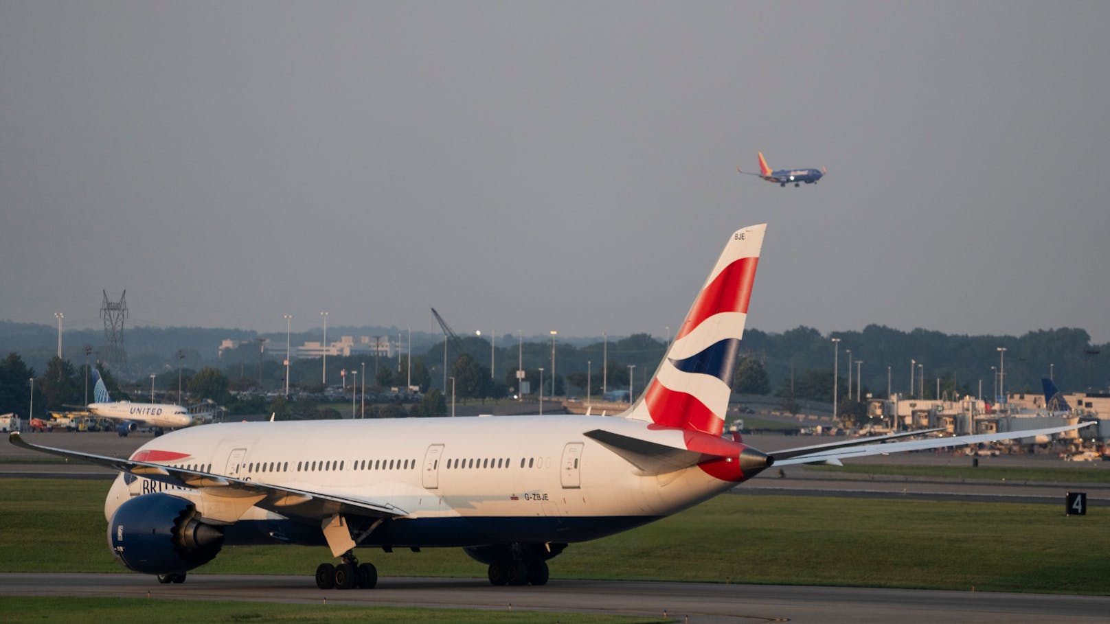 Sturt schaffte es an Bord des British-Airways-Flugzeugs zu gelangen, indem er sich an die Fersen anderer Passagiere heftete.