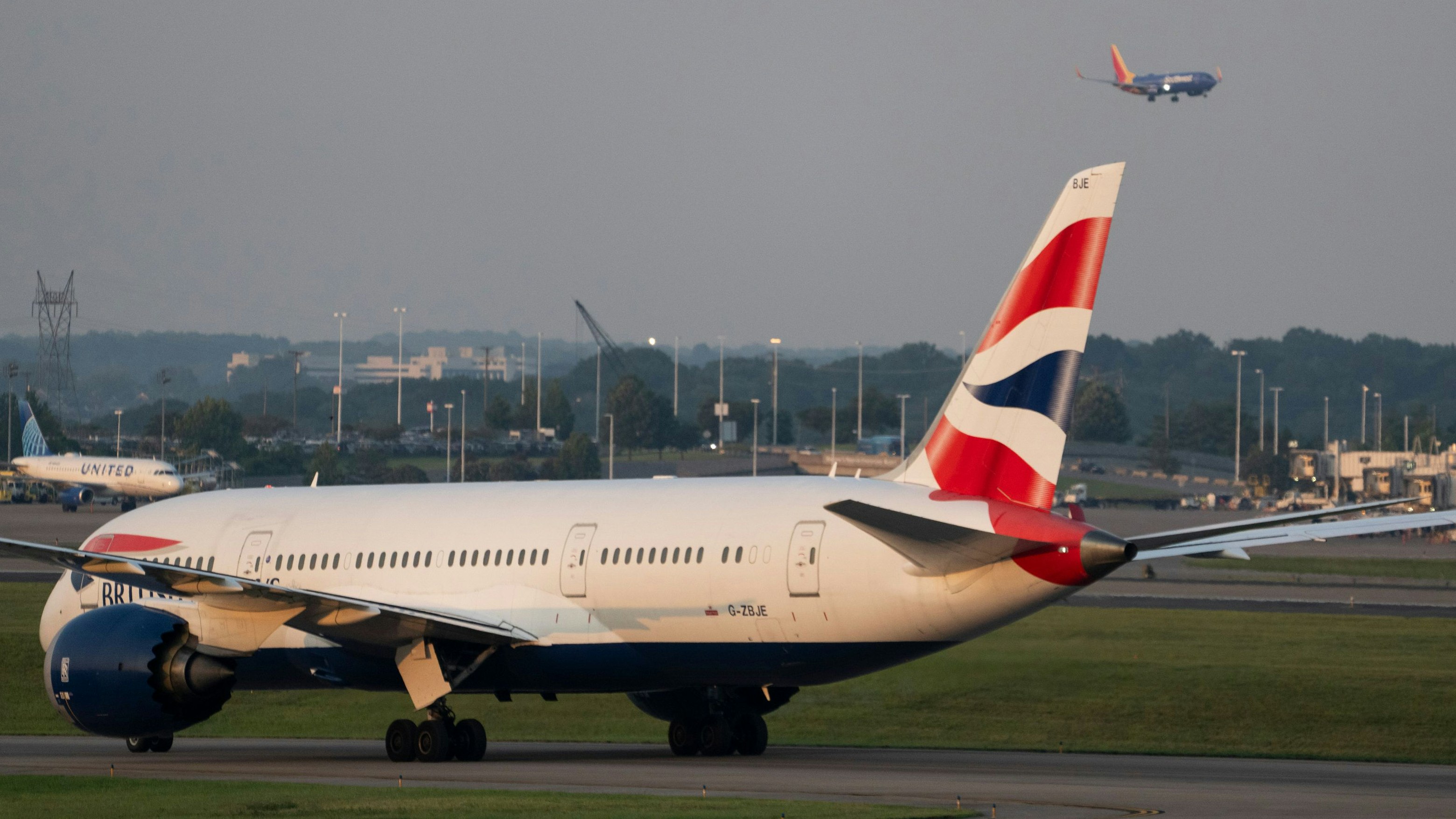 Download von www.picturedesk.com am 26.09.2023 (11:48).  A British Airways plane moves across the tarmac at Nashville International Airport Tuesday, July 25, 2023 in Nashville, Tenn. A new Tennessee law that installs a state takeover of the board that oversees Nashville's airport has created confusion about who is actually running the facility. (AP Photo/George Walker IV) - 20230726_PD15996 - Rechteinfo: Rights Managed (RM)