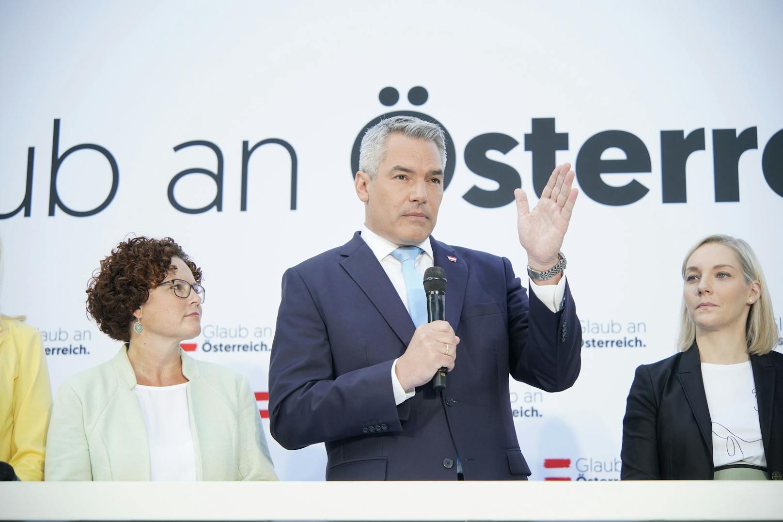 Nehammer beantwortete dann noch alle Fragen bei der Pressekonferenz.