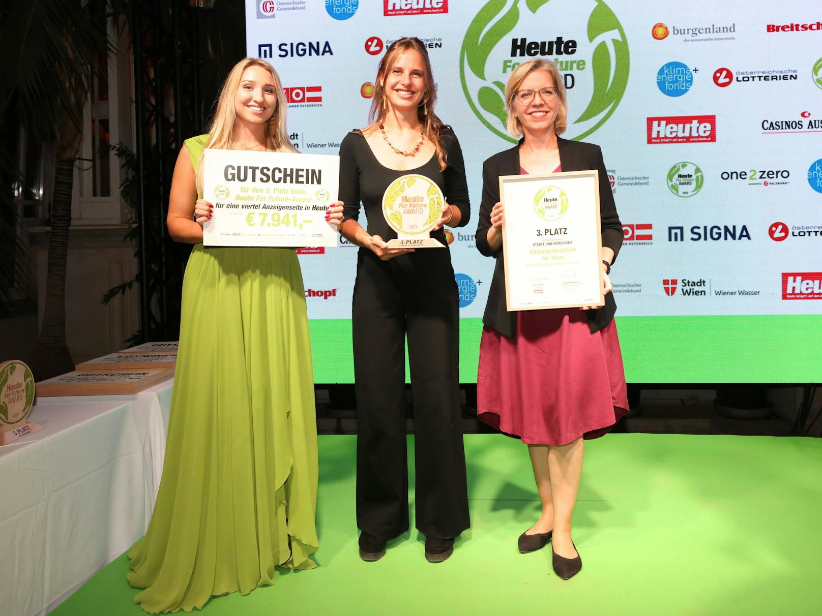 Die strahlende Siegerin des 3. Platzes mit Klimaministerin Leonore Gewessler und "Heute"-Redakteurin Julia Sperlich. 