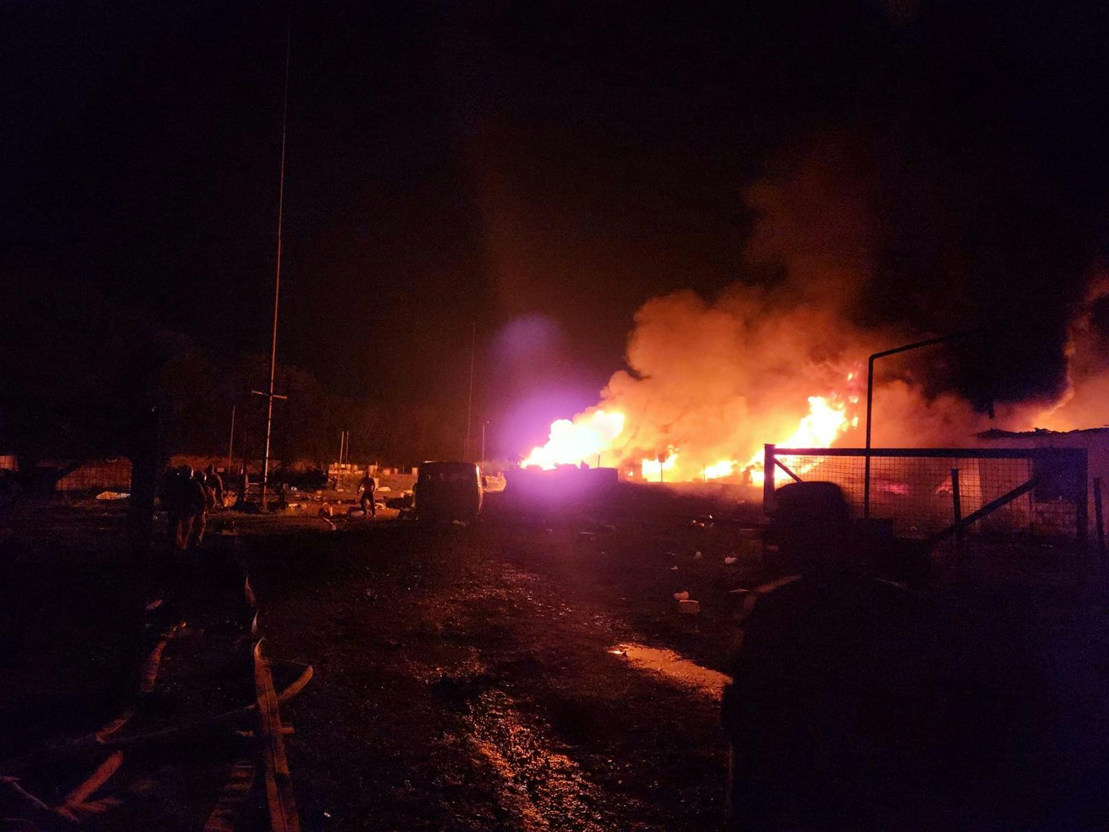 Bei der Explosion eines Treibstofflagers in der selbsternannten Republik Berg-Karabach sind den Behörden des De-facto-Staates zufolge mindestens 20 Menschen getötet worden.