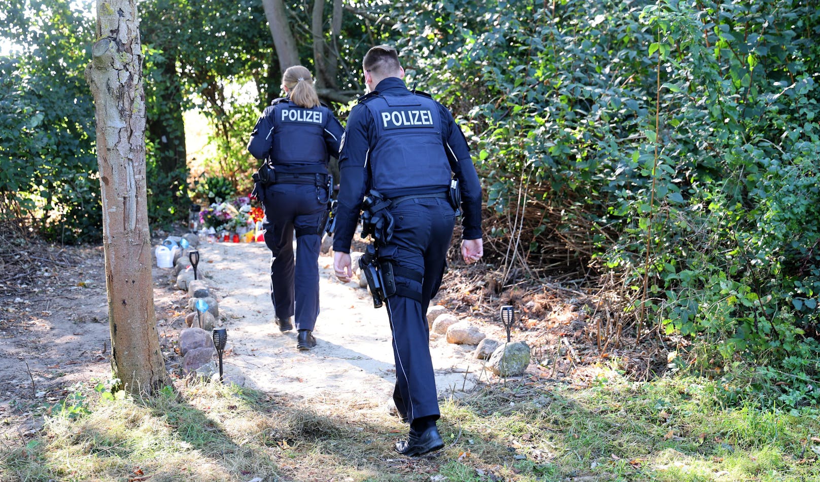 Polizisten in der Nähe des Tatorts, wo der Sechsjährige am 14. September mit schweren Stichverletzungen aufgefunden wurde.