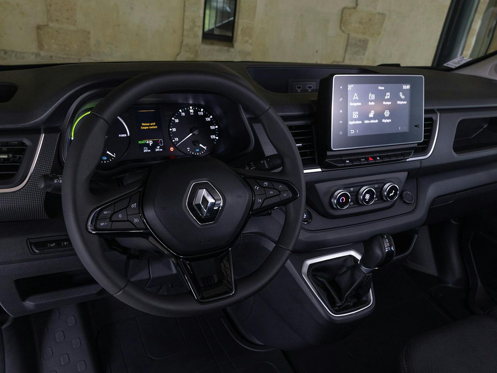 Modernes Cockpit mit Touchscreen im neuen Renault Trafic E-Tech Electric