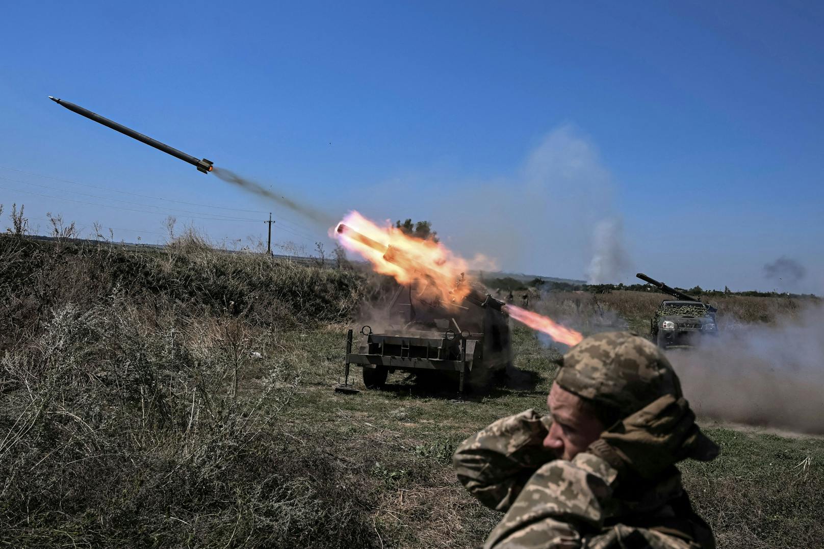 Ukrainische Einheiten feuern einen kleinen Mehrfachraketenwerfer auf russische Stellungen an der Südfront in der Oblast Saporischschja ab. Aufgenommen am 20. August 2023.