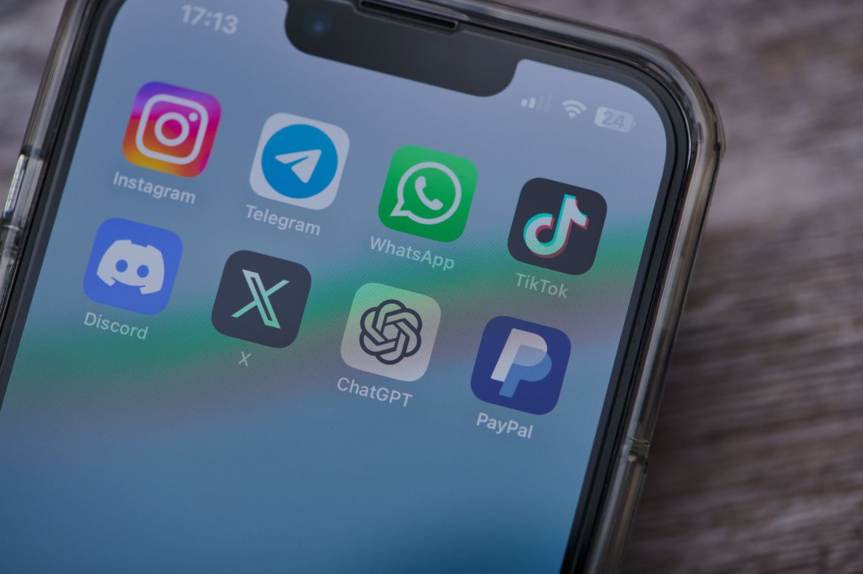 Social Media hat immer wieder mit Fake News zu kämpfen. Besonders schlimm ist die Situation momentan auf X. 