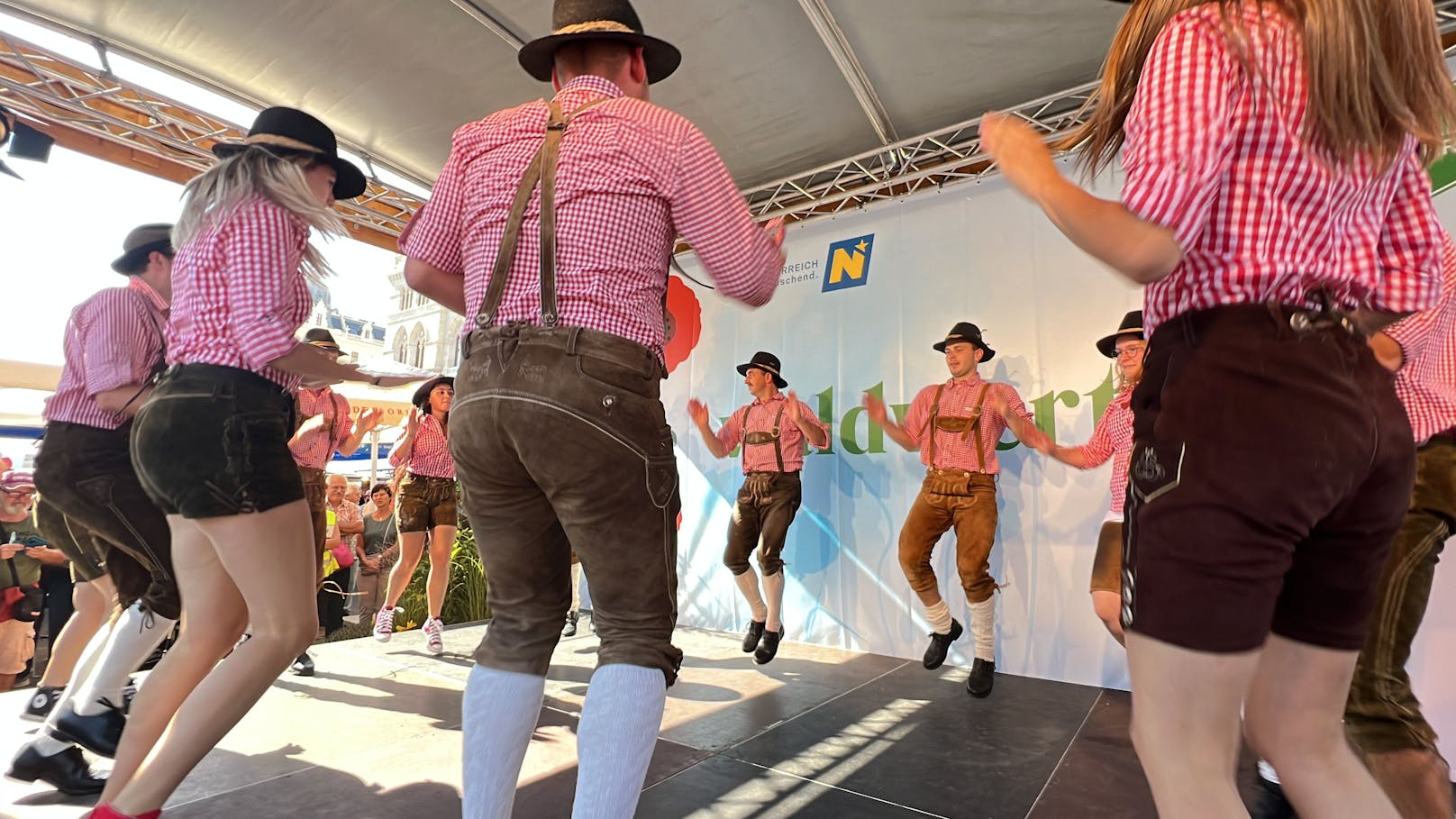 Einen Gruß aus der echten Waldviertler Tradition brachten die Martinsberger Schuhplattler auf der Bühne.