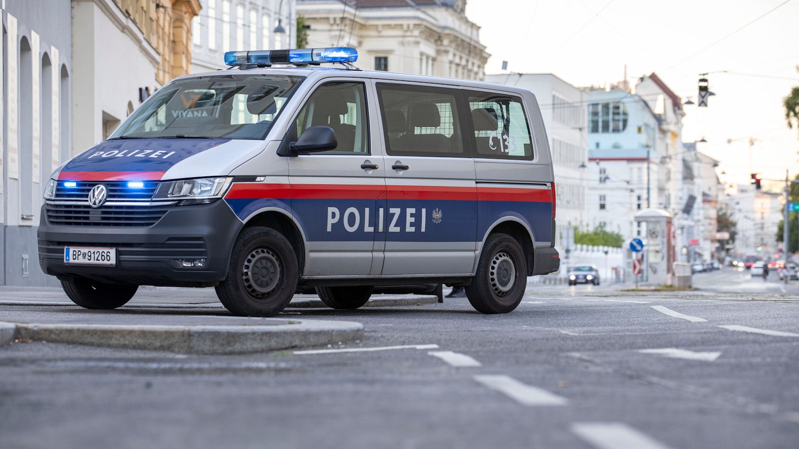Anrainer sehen Mann in Wien und rufen die Polizei