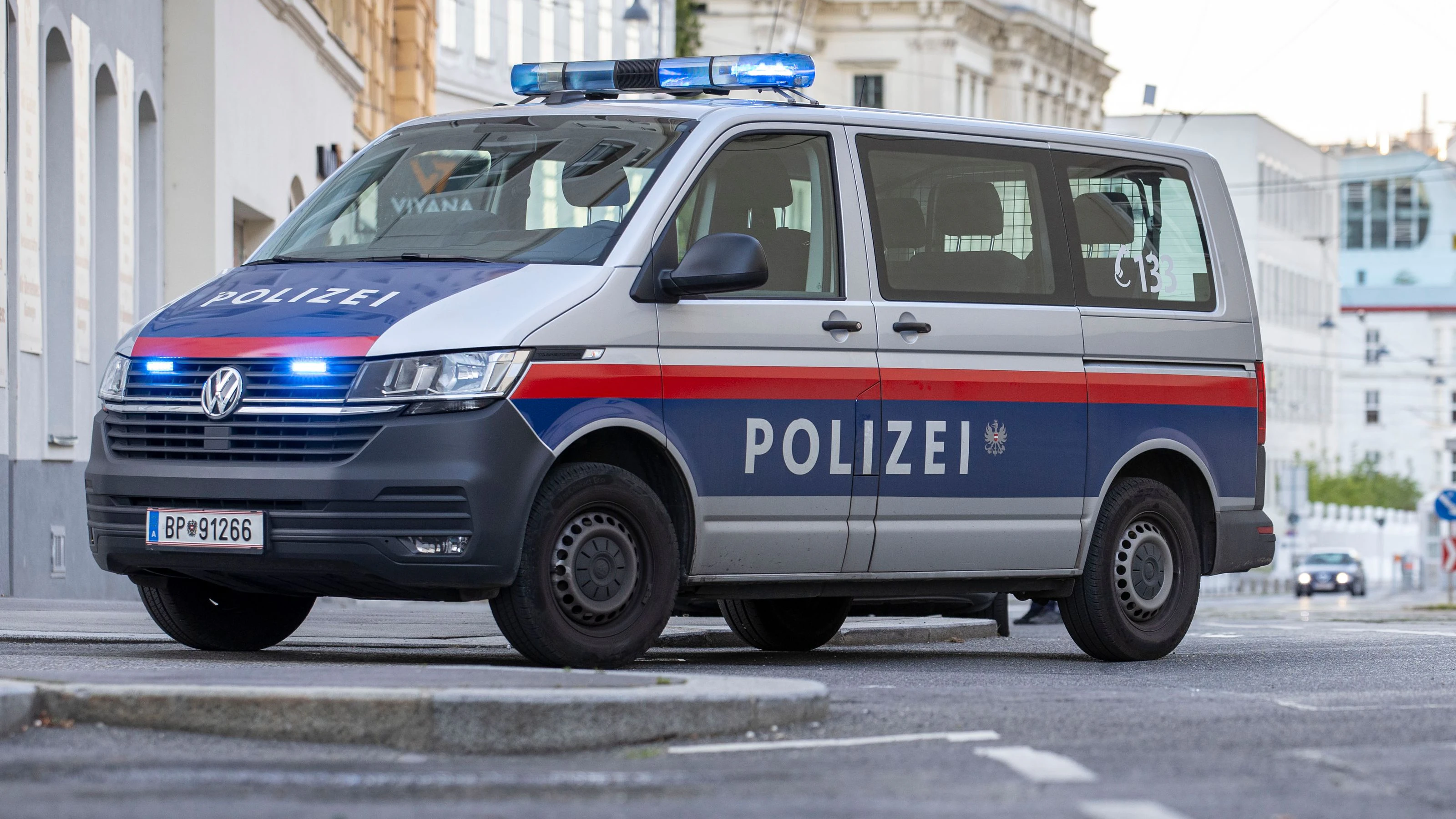 Die Polizei konnte in der Wohnung 31 mutmaßlich geschleppte Personen aufgreifen. Symbolbild. 